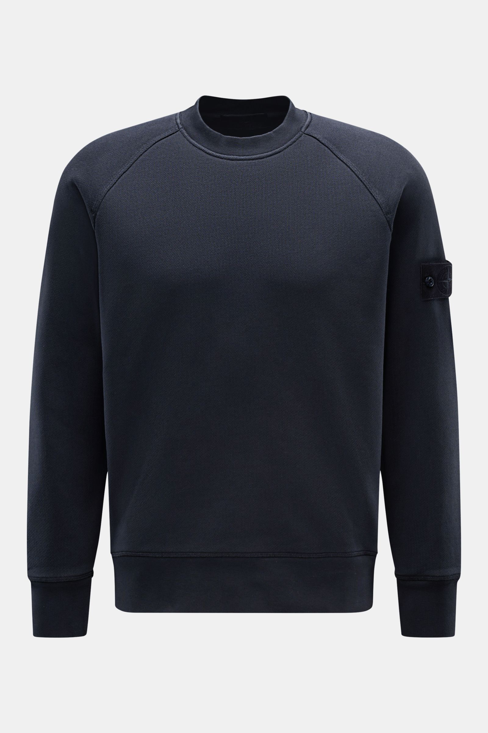Stone Island Rundhals-Sweatshirt 'Ghost Piece' navy shown from the front, cotton sweatshirt with raglan sleeves, tonal compass badge, and ribbed cuffs. Zeitloses Basic Piece: Das sportive Sweatshirt aus der 'Ghost' Capsule Collection von STONE ISLAND w