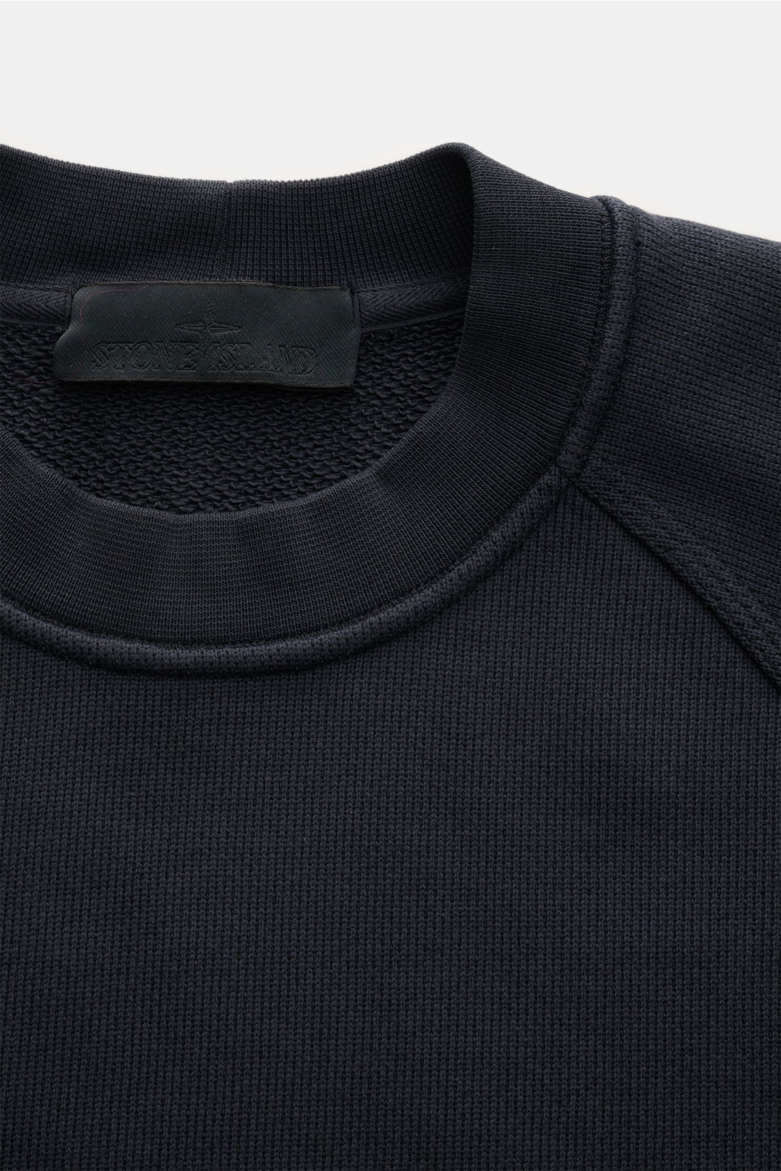 Stone Island Rundhals-Sweatshirt 'Ghost Piece' navy, close-up front view of collar and shoulder, cotton fabric, regular fit, ribbed cuffs, tonal badge. 

Zeitloses Basic Piece: Das sportive Sweatshirt aus der 'Ghost' Capsule Collection von STONE ISLAND