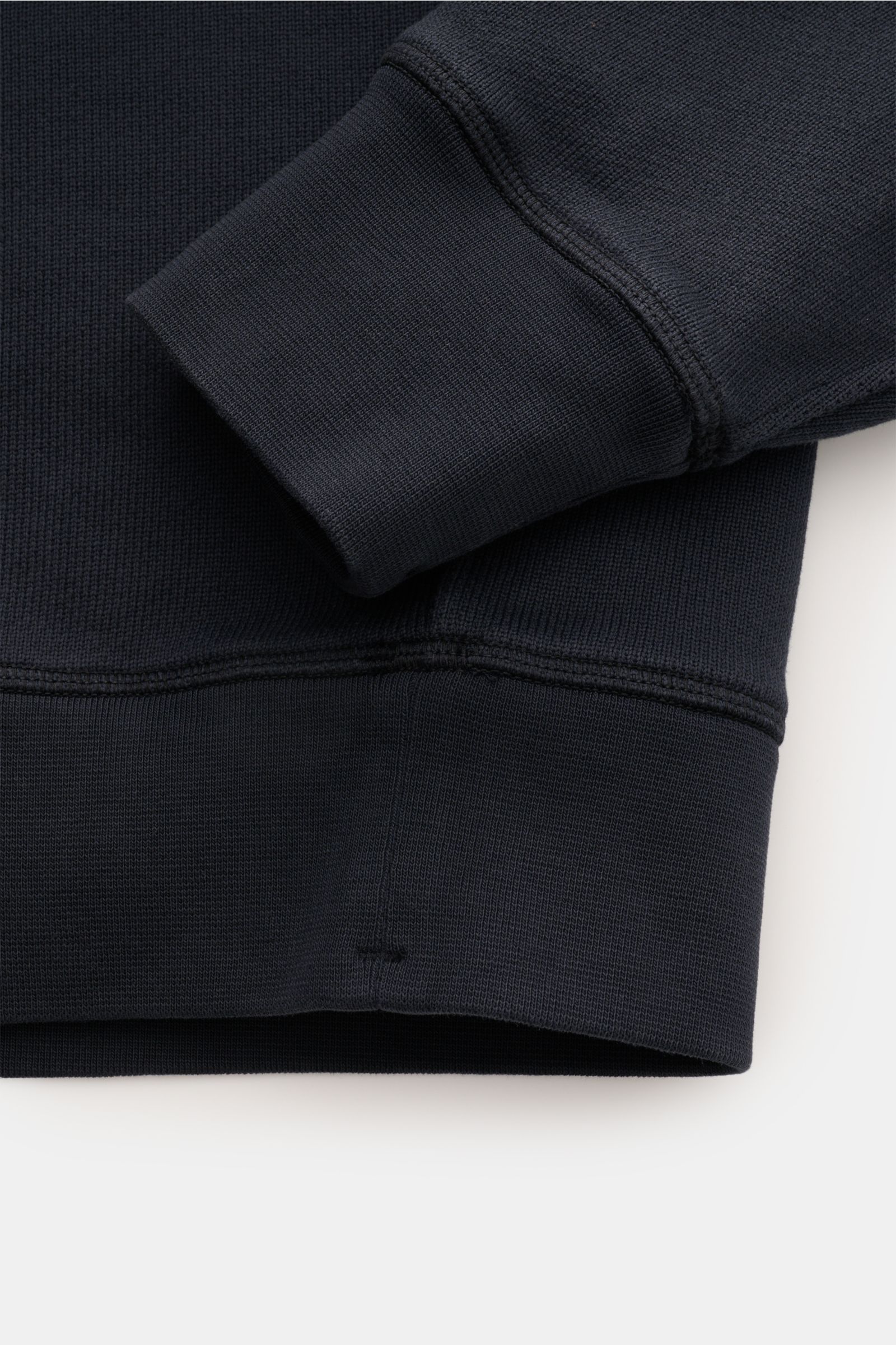 Stone Island Rundhals-Sweatshirt 'Ghost Piece' navy shown from a close-up side angle, highlighting cuff and hem details. Zeitloses Basic Piece: Das sportive Sweatshirt aus der 'Ghost' Capsule Collection von STONE ISLAND wird zur idealen Grundlage leger