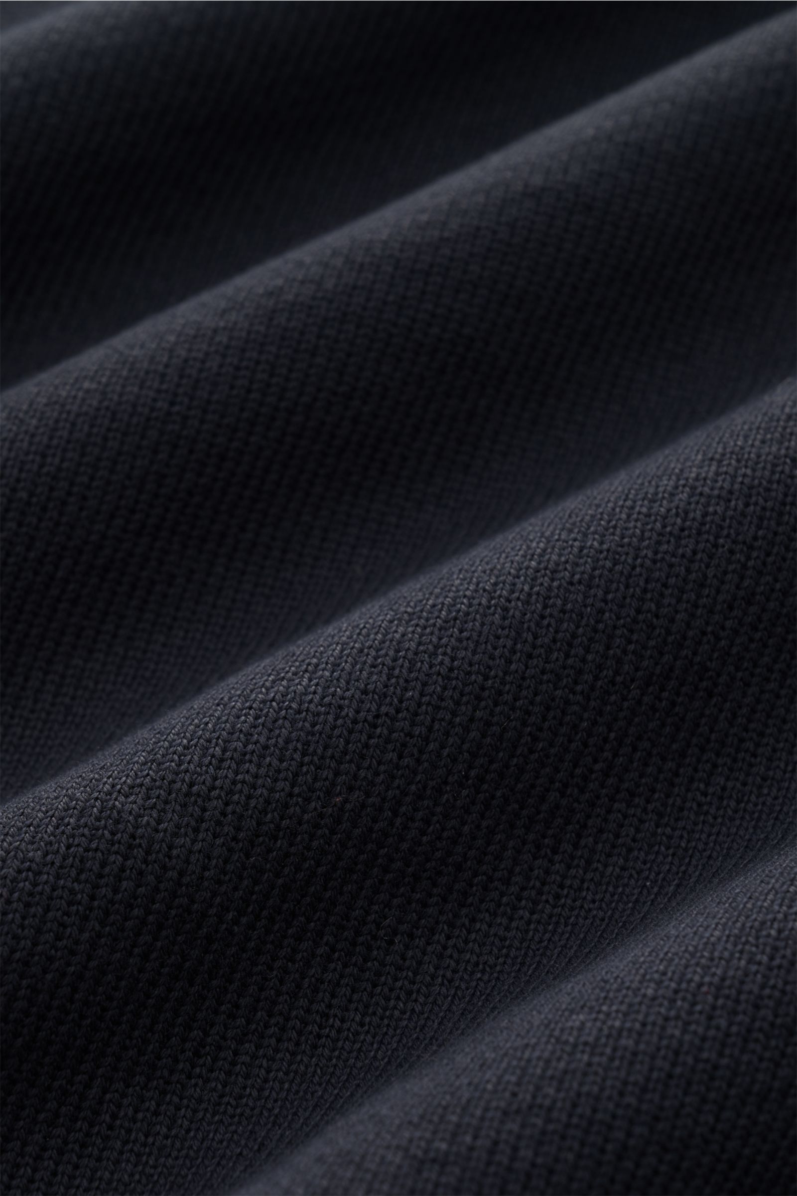 Close-up front view of navy fabric texture of Stone Island Rundhals-Sweatshirt 'Ghost Piece' navy, showcasing soft cotton knit.

Zeitloses Basic Piece: Das sportive Sweatshirt aus der 'Ghost' Capsule Collection von STONE ISLAND wird zur idealen Grundla