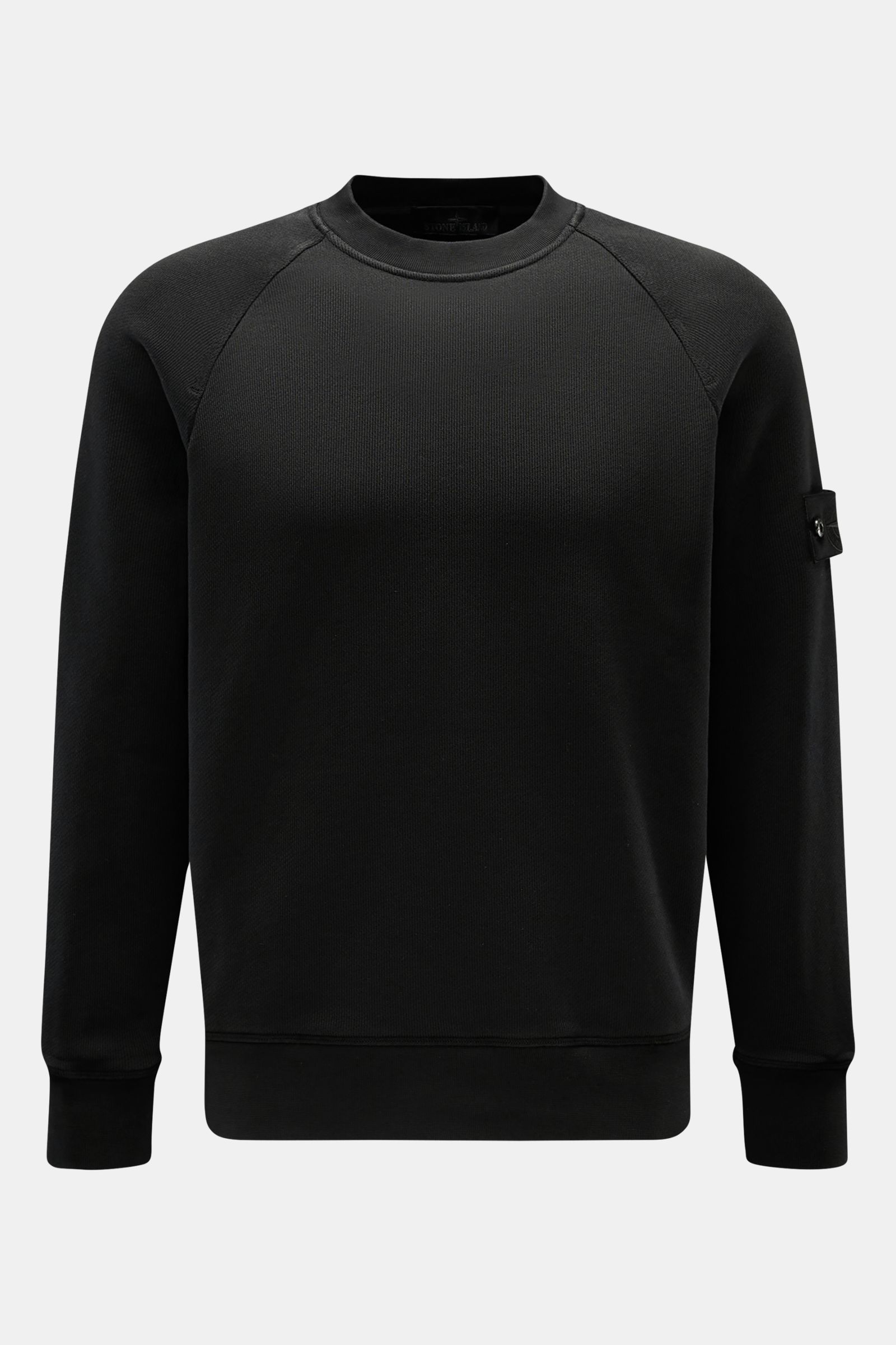 Stone Island Rundhals-Sweatshirt 'Ghost Piece' schwarz, vorne, Regular Fit, Baumwolle, Raglanärmel, tonales Kompass-Badge am Oberarm, Rippbündchen.