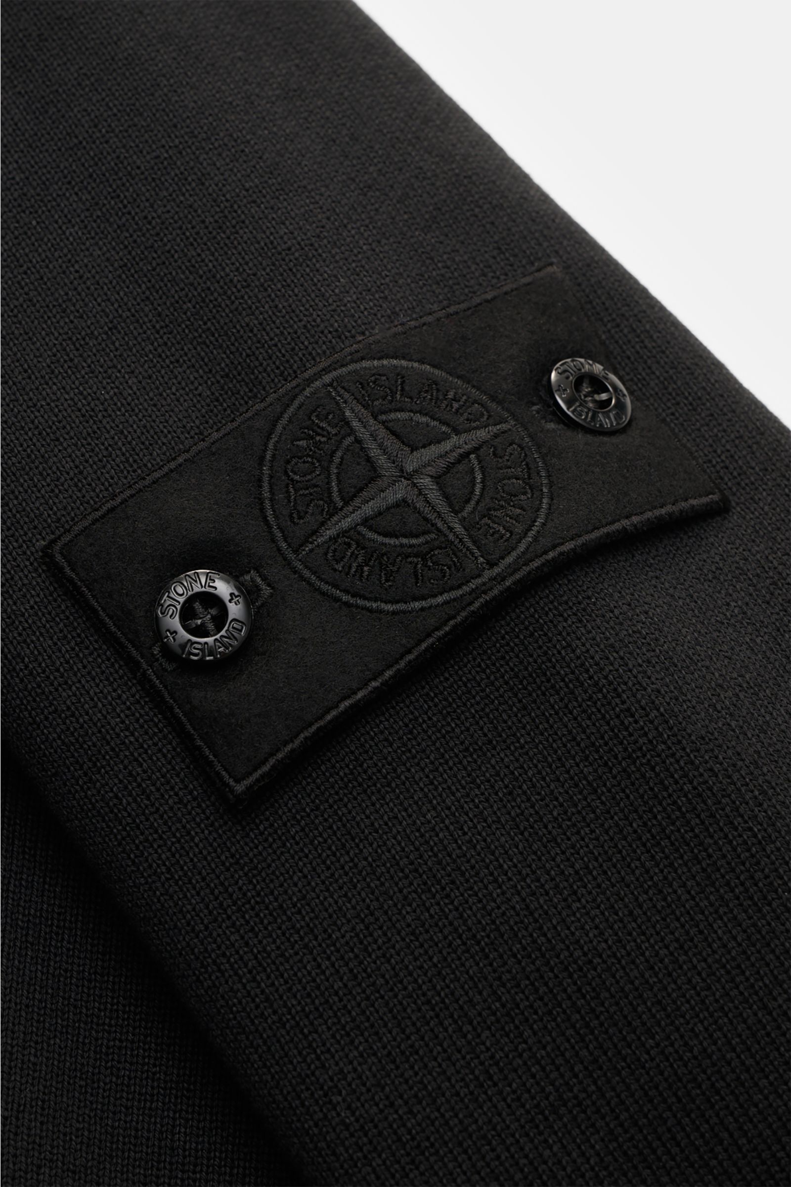 Nahaufnahme des tonalen Kompass-Badges am Oberarm des Stone Island Rundhals-Sweatshirts 'Ghost Piece' schwarz aus Baumwolle, Regular Fit mit Rippbündchen.