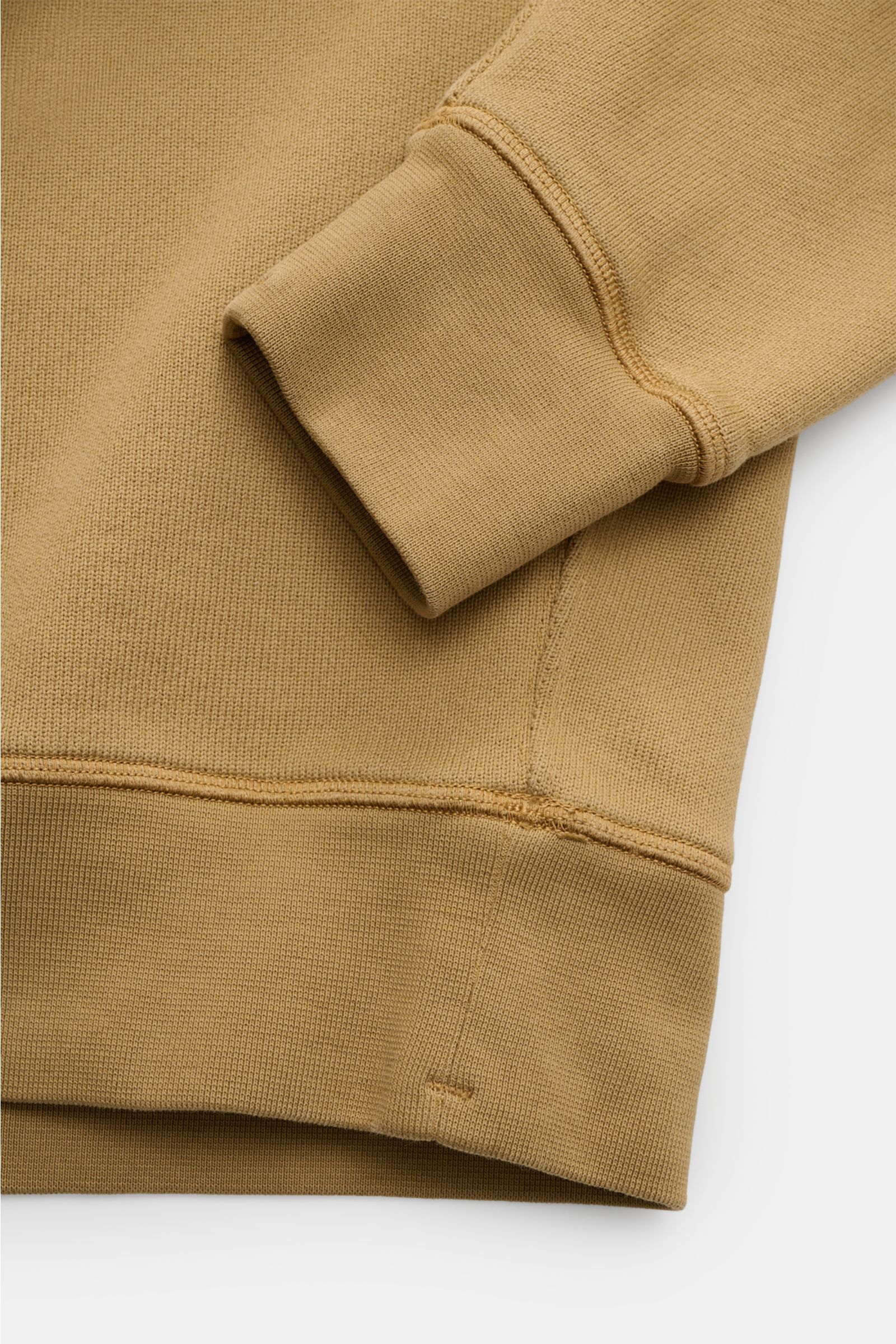 Stone Island Rundhals-Sweatshirt 'Ghost Piece' hellbraun, Nahaufnahme Ärmel und Saum, reine Baumwolle, Regular Fit, tonales Kompass-Badge.