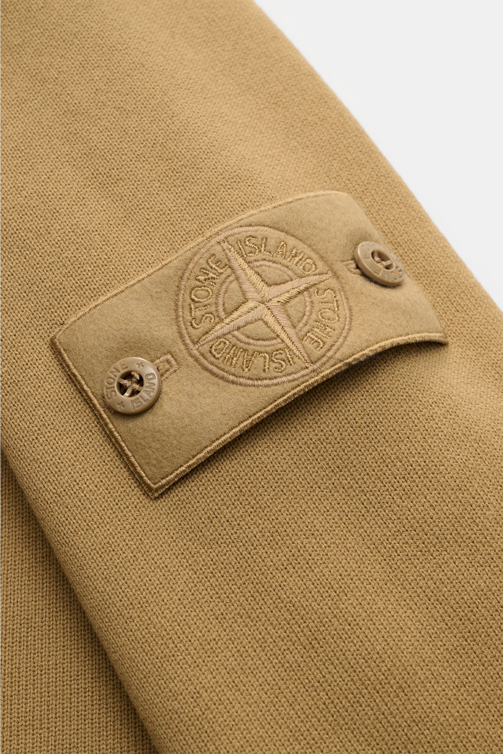 Stone Island Rundhals-Sweatshirt 'Ghost Piece' hellbraun, Detailansicht des tonalen Kompass-Badges am Oberarm aus reiner Baumwolle.