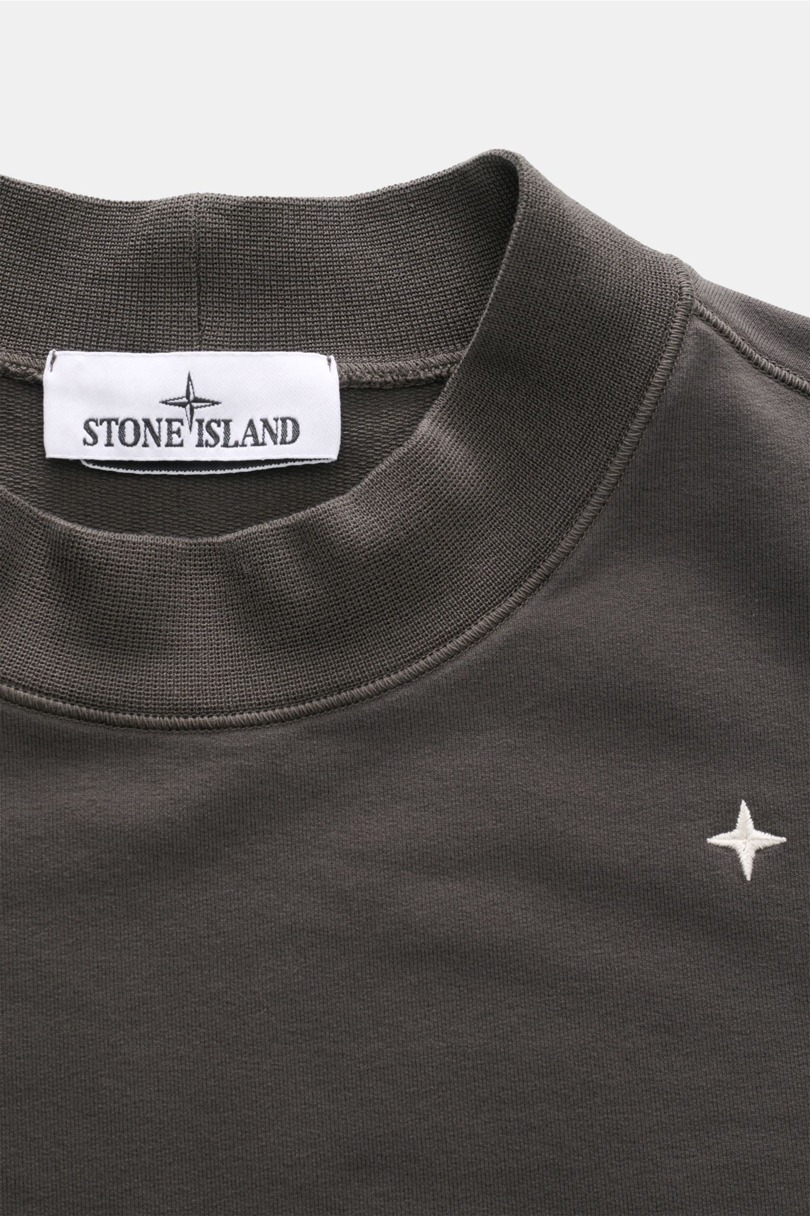 Stone Island Crew neck sweatshirt 'Stellina' anthracite shown from a top-front close-up, featuring stretchy cotton fabric and subtle Stellina stitching. 

Understated aesthetic meets precision: The sweatshirt 'Stellina' in stretchy cotton by STONE ISLA