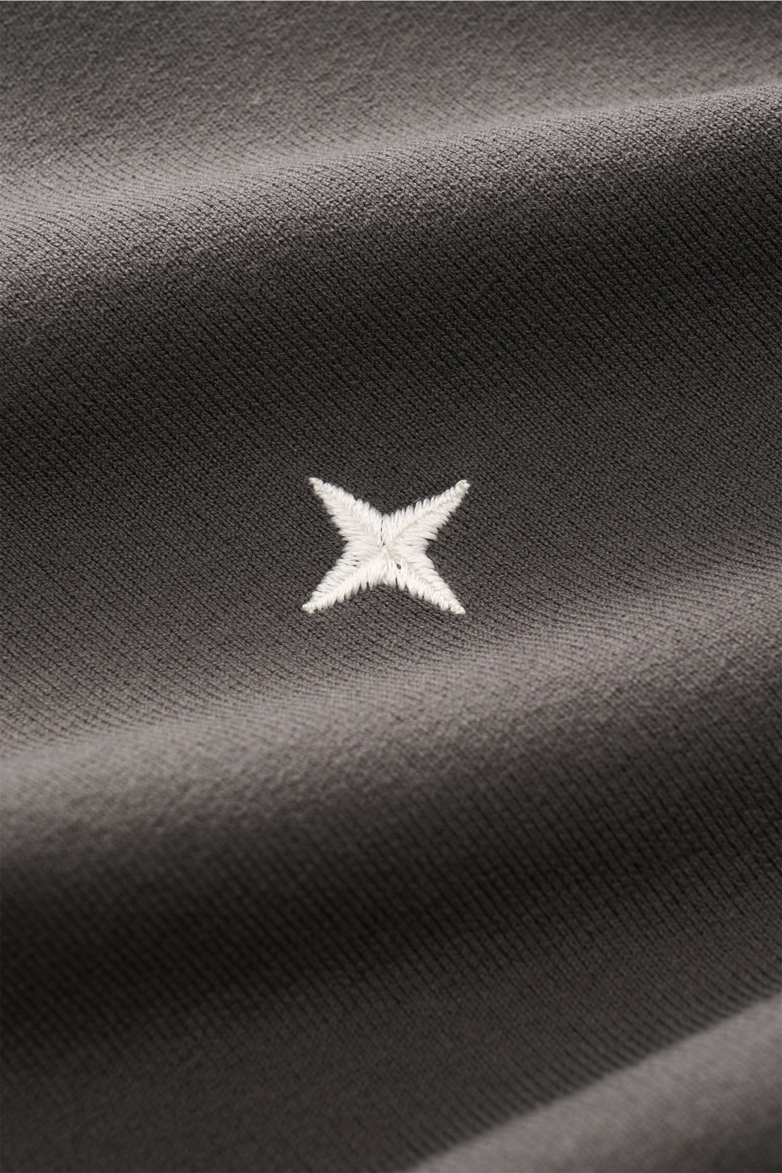 Close-up angled view of the Stone Island Crew neck sweatshirt 'Stellina' anthracite fabric showing subtle white Stellina stitching detail.

Understated aesthetic meets precision: The sweatshirt 'Stellina' in stretchy cotton by STONE ISLAND creates a di