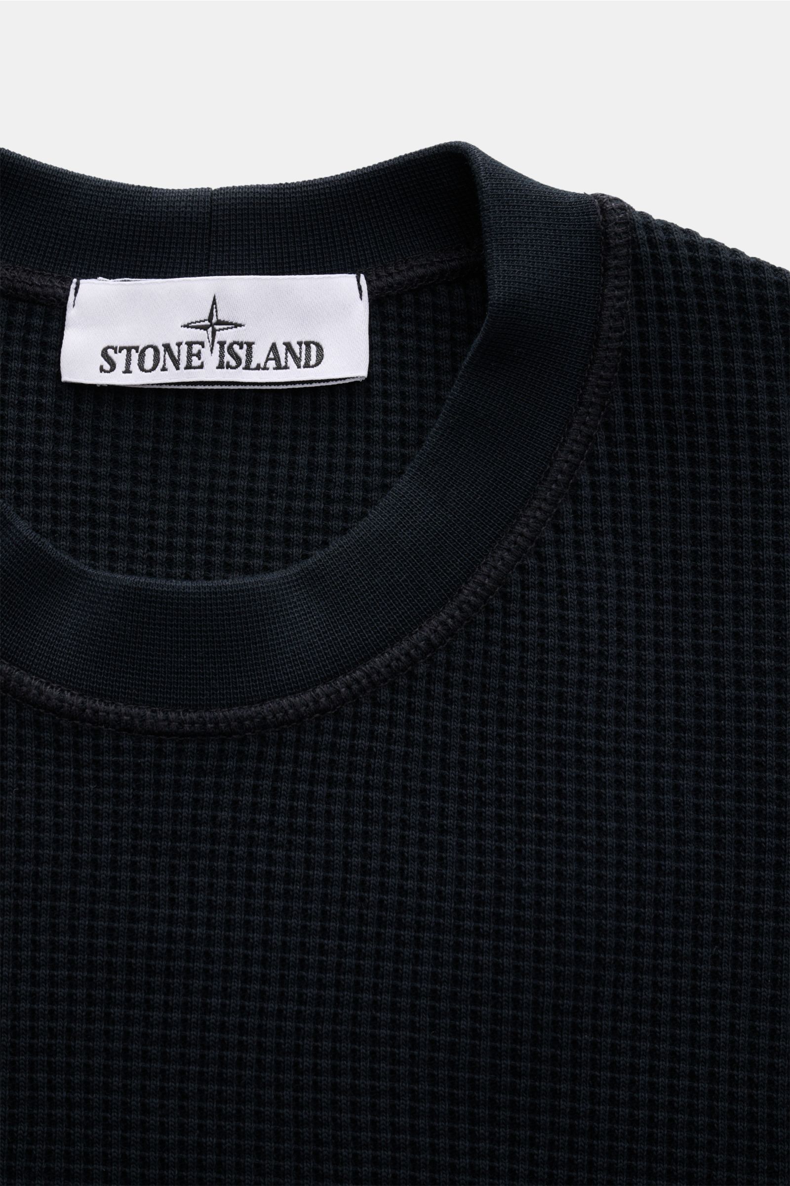 Stone Island Rundhalspullover 'Waffle' navy shown from above, featuring waffle knit texture and ribbed crew neckline.  
Basic Piece mit Twist: Dieser Pullover im Waffelstrick von STONE ISLAND wird zur idealen Grundlage moderner Freizeitlooks und lässt 
