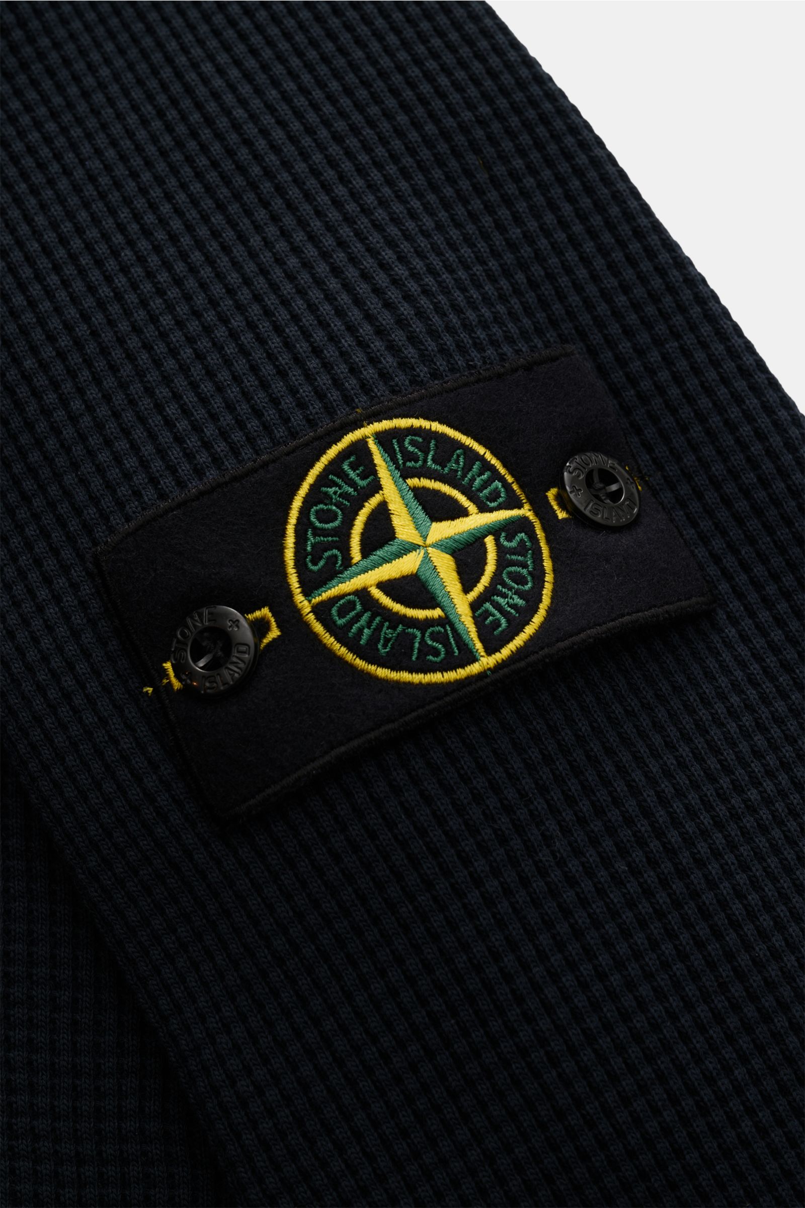 Close-up of the Stone Island Rundhalspullover 'Waffle' navy showing the compass badge on the upper arm, photographed from a side angle.

Basic Piece mit Twist: Dieser Pullover im Waffelstrick von STONE ISLAND wird zur idealen Grundlage moderner Freizei