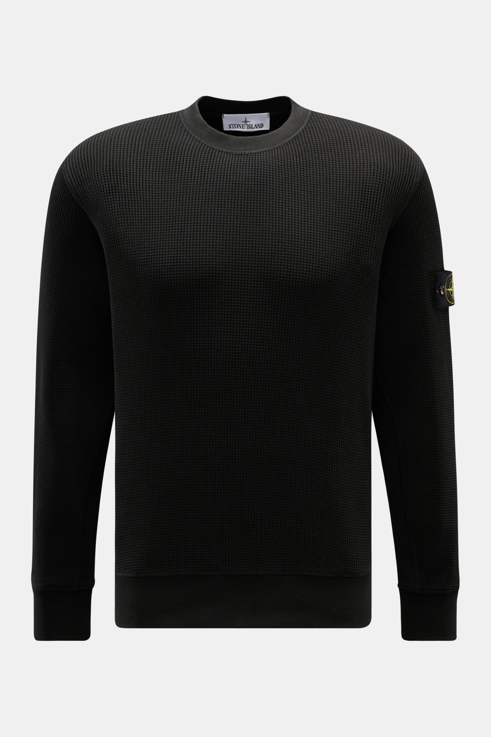 Stone Island Rundhalspullover 'Waffle' schwarz, Slim Fit, Waffelstrick Baumwolle, Rundhalsausschnitt, Kompass-Badge am Oberarm, frontal fotografiert.