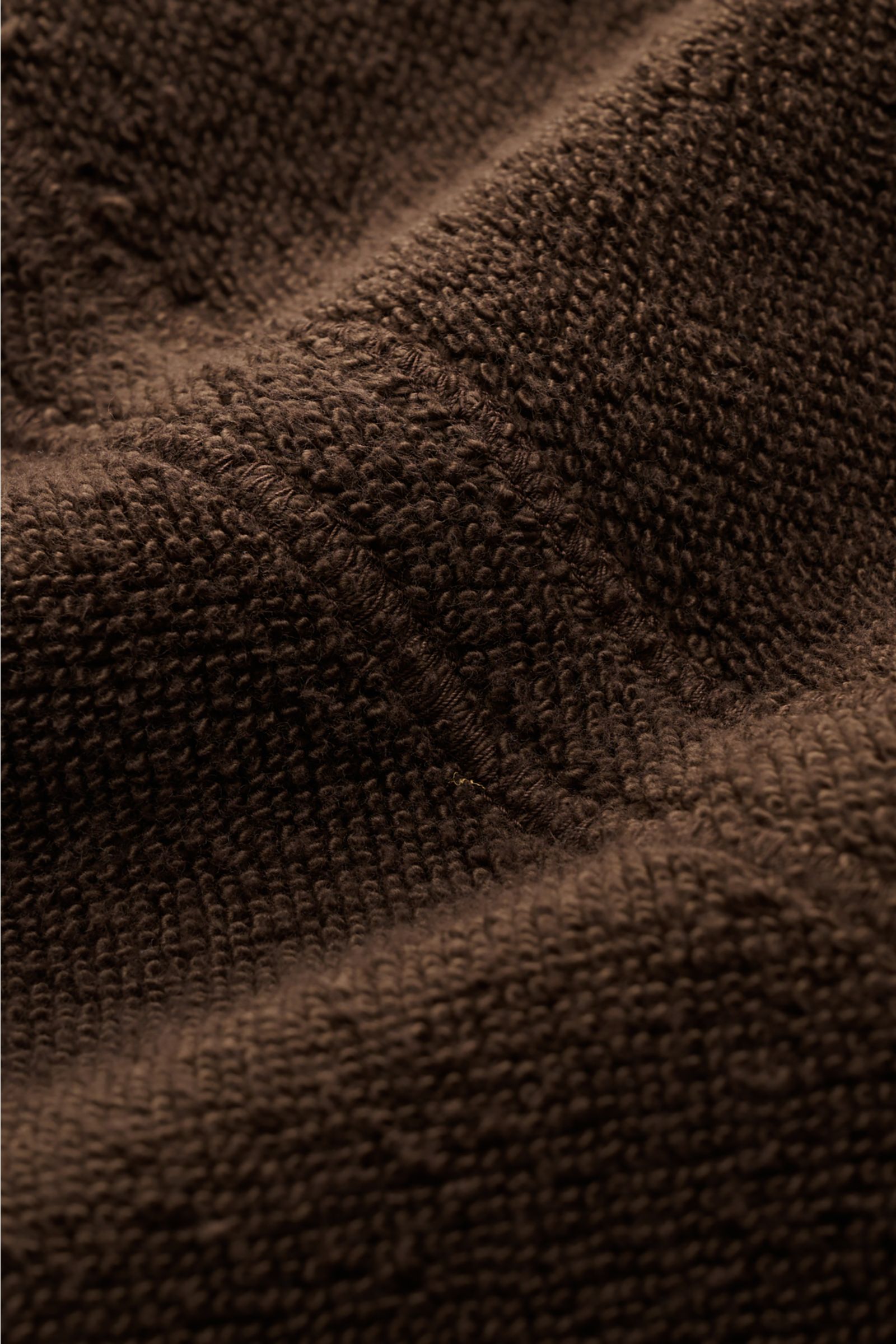 Stone Island Frottee-Rundhals-Sweatshirt dunkelbraun, Detailaufnahme des schweren Baumwolle-Microfaser-Frottees, Nahaufnahme der Struktur.