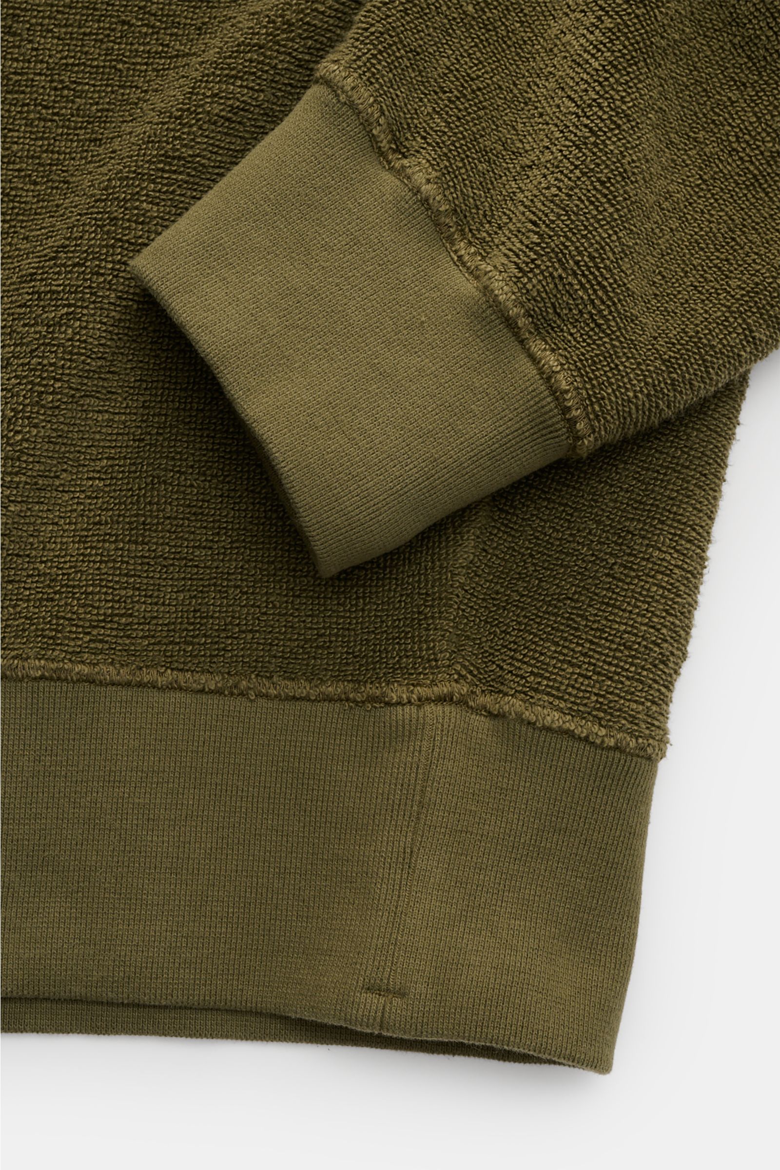 Stone Island Frottee-Rundhals-Sweatshirt oliv, Detailaufnahme von Ärmel und Saum, schwerer Baumwolle-Microfaser-Mix, Rippbündchen.