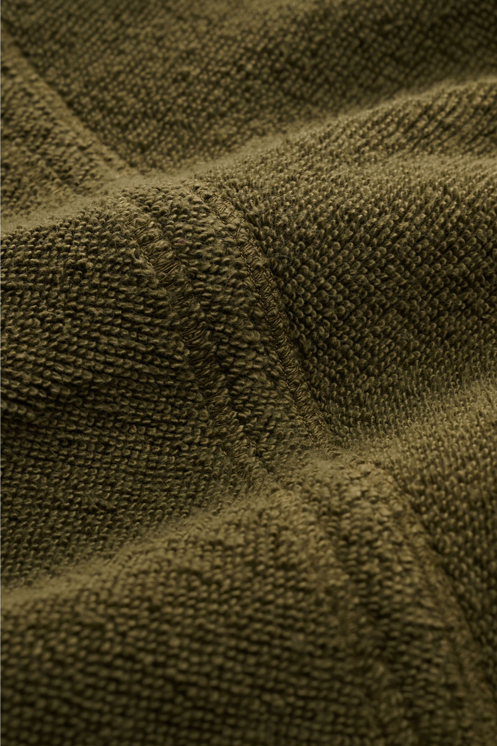 Nahaufnahme des Stone Island Frottee-Rundhals-Sweatshirt oliv, schwerer Baumwolle-Microfaser-Frottee, gerippt, garment dyed, sichtbare Naht.