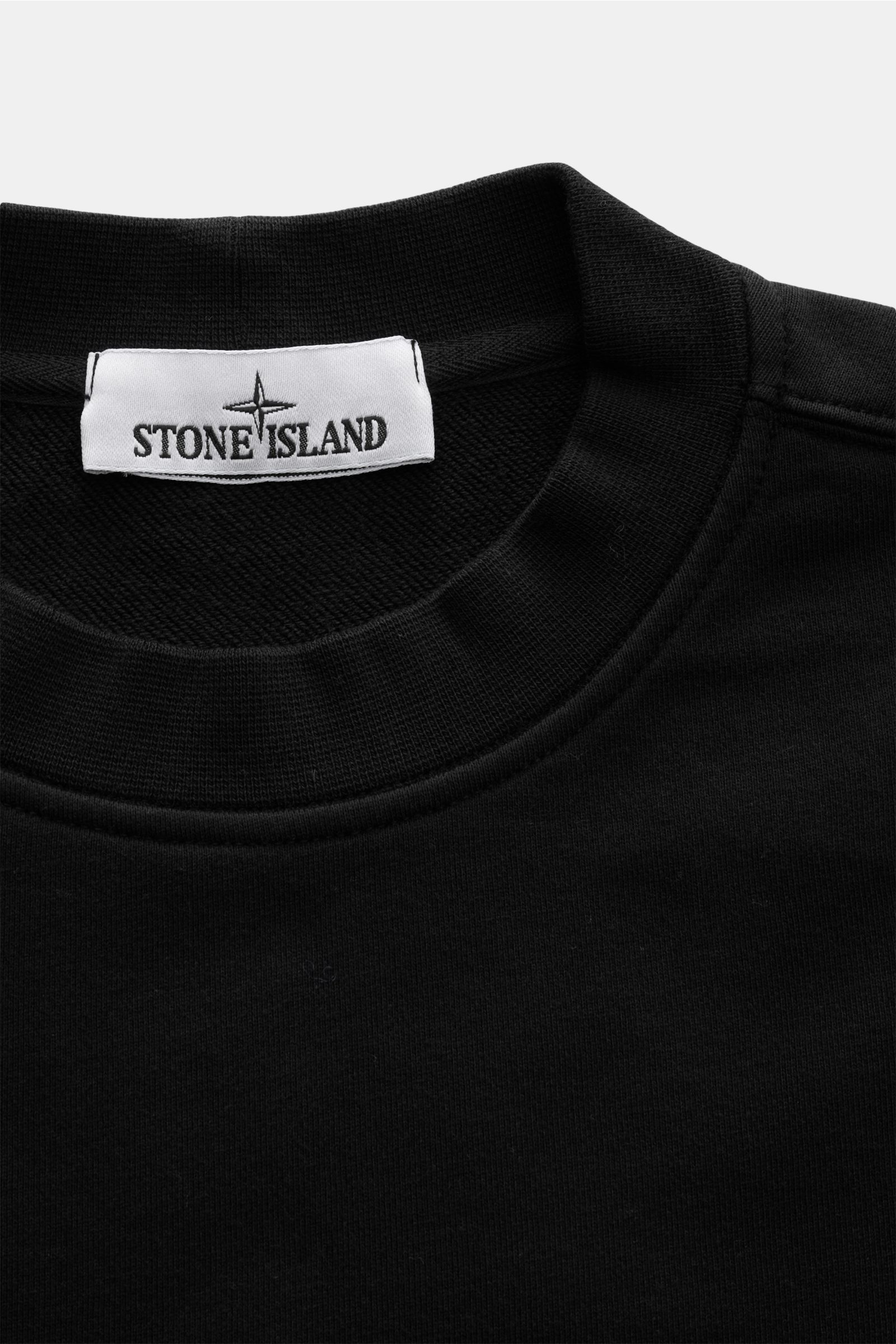Stone Island Rundhals-Sweatshirt 'Print' schwarz, Detailansicht von oben, Baumwolle, weicher Griff, Regular Fit, Rippbündchen, Logo-Print.