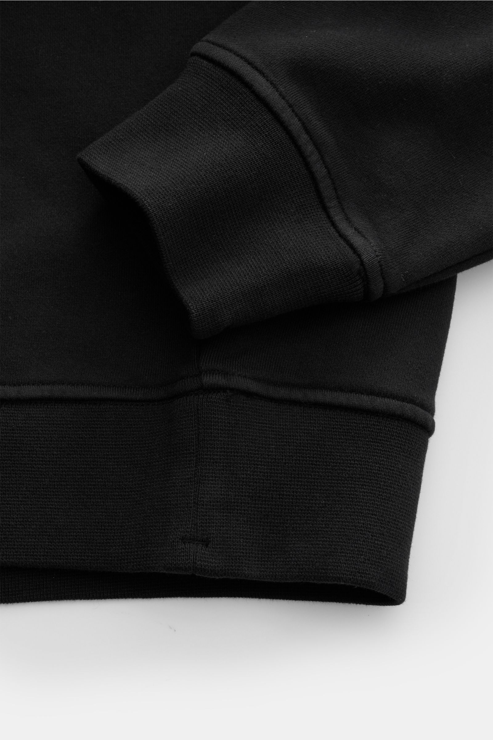 Stone Island Rundhals-Sweatshirt 'Print' schwarz, Detailansicht der Ärmel- und Saumbündchen, Baumwolle, weicher Griff, Regular Fit, Rippbündchen.