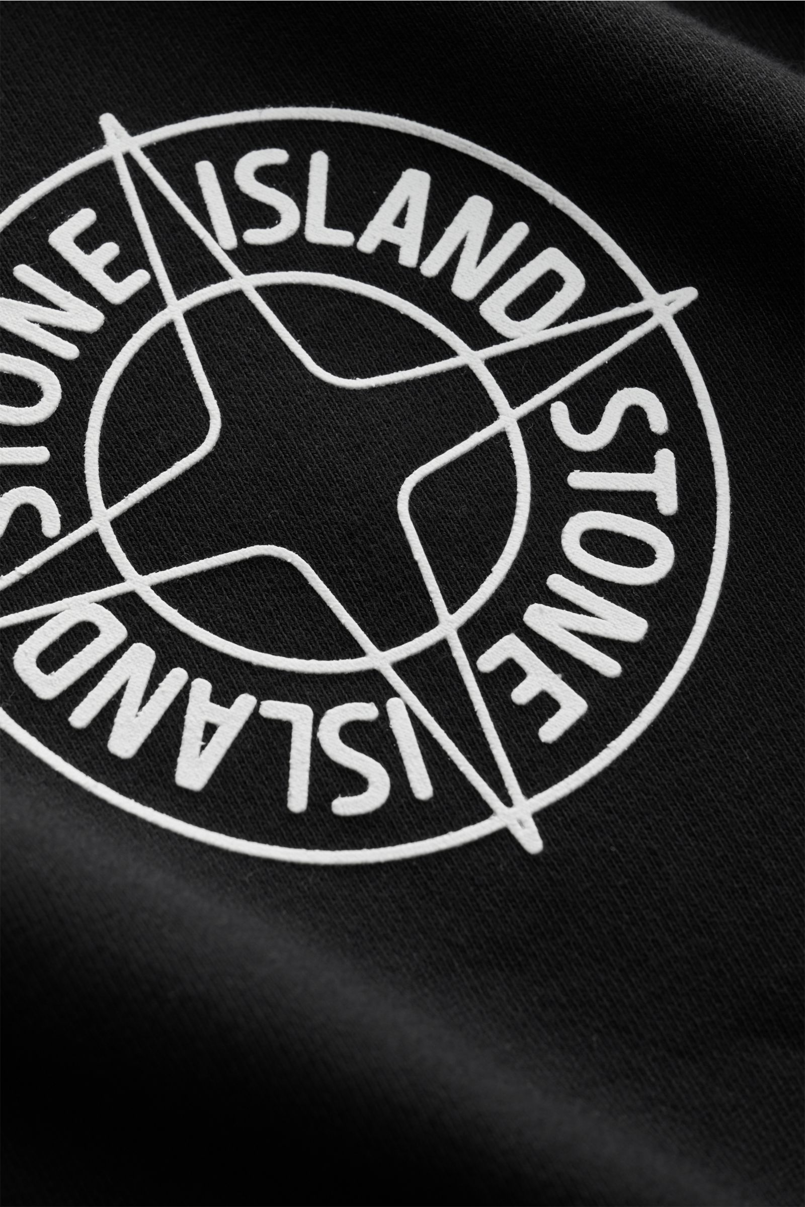 Nahaufnahme des weißen Logo-Prints auf Brust des Stone Island Rundhals-Sweatshirt 'Print' schwarz aus reiner Baumwolle mit weichem Griff.
