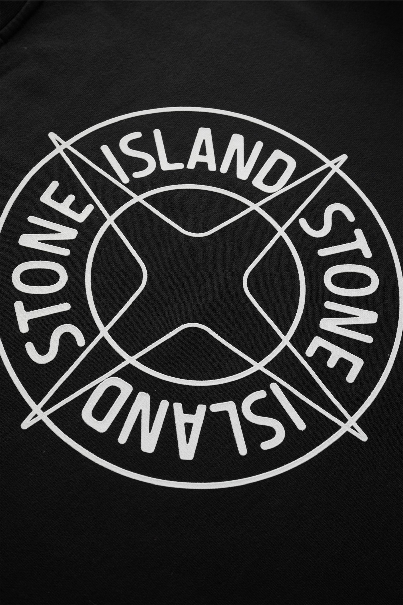 Stone Island Rundhals-Sweatshirt 'Print' schwarz, Detailaufnahme des weißen Logo-Prints auf schwarzem Baumwollstoff, weicher Griff.