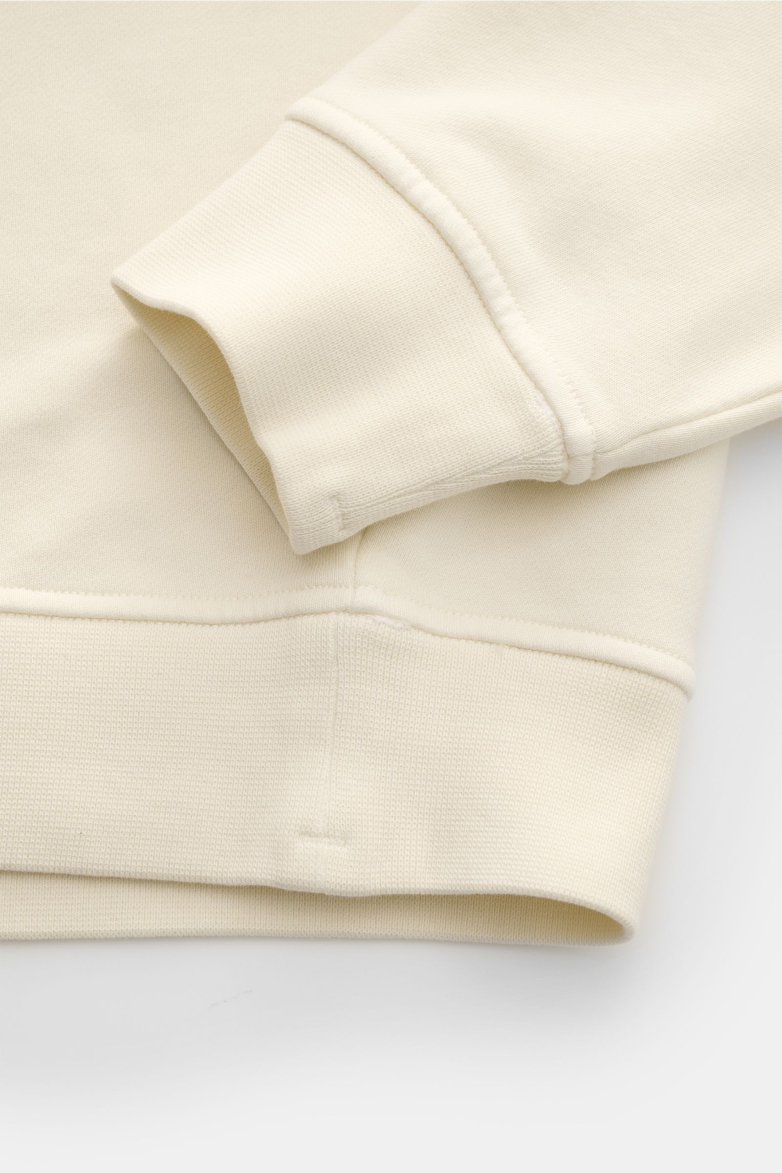 Stone Island Rundhals-Sweatshirt 'Print' creme, Detailaufnahme von Ärmel und Saum, reine Baumwolle, weicher Griff, Regular Fit, Rippbündchen, Logo-Print.