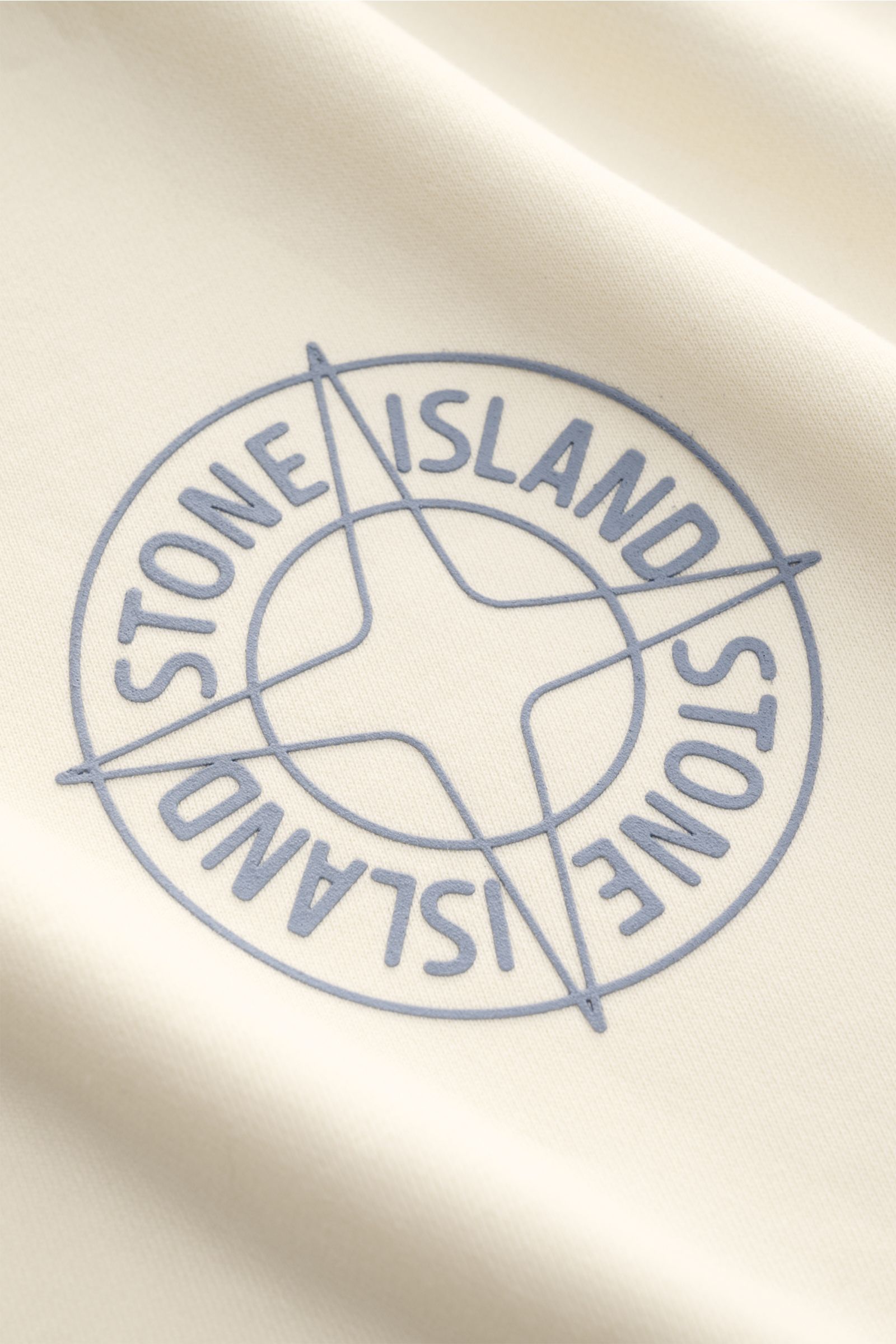 Stone Island Rundhals-Sweatshirt 'Print' creme, Detailaufnahme von oben, Logo-Print auf weichem Baumwollstoff, Regular Fit, Rippbündchen.