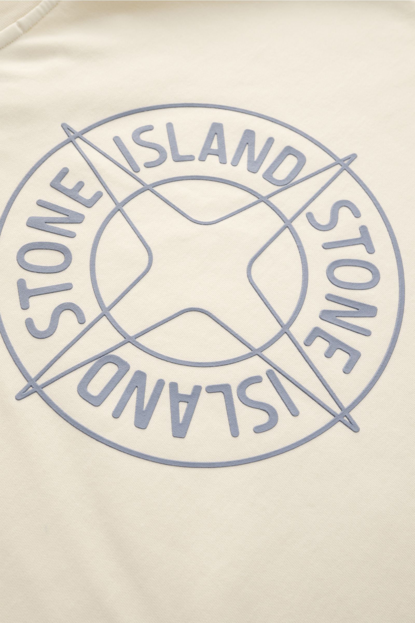 Stone Island Rundhals-Sweatshirt 'Print' creme, Front nah, Baumwolle, weicher Griff, Regular Fit, Rundhalsausschnitt, Logo-Print Brust und Rücken.