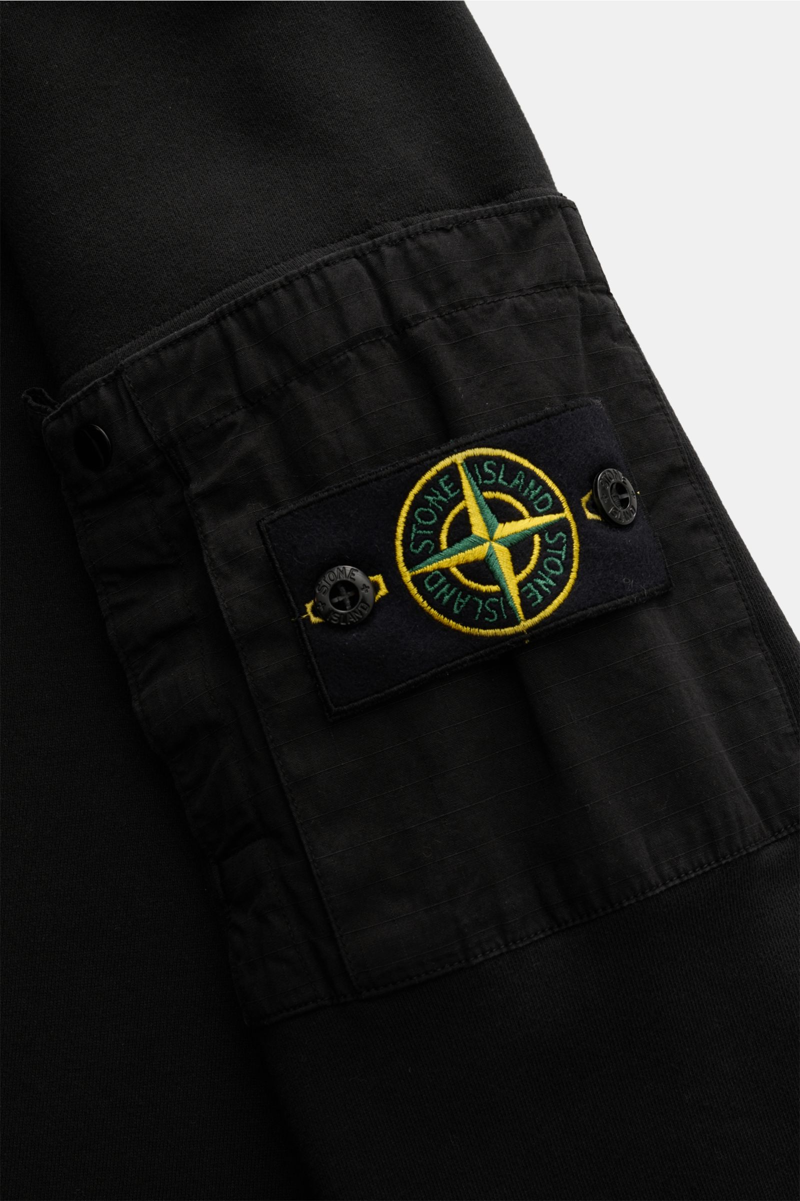 Alt tag (124 characters): Close-up side view of Stone Island Rundhals-Sweatshirt 'Seasonal Pocket' schwarz sleeve with compass badge pocket.

Description: Zeitloses Basic Piece: Das sportive Sweatshirt von STONE ISLAND wird zur idealen Grundlage legere