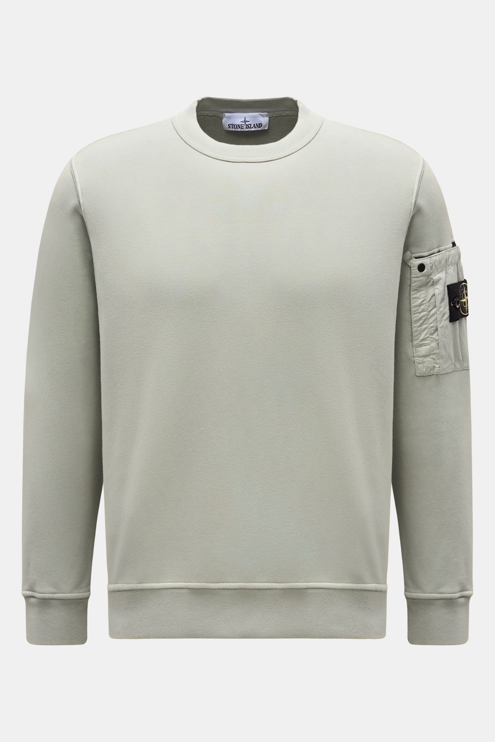 Stone Island Rundhals-Sweatshirt 'Seasonal Pocket' salbei, frontale Nahaufnahme, Regular Fit, reine Baumwolle, weicher Griff, Tasche mit Kompass-Badge am Oberarm, Rippbündchen.