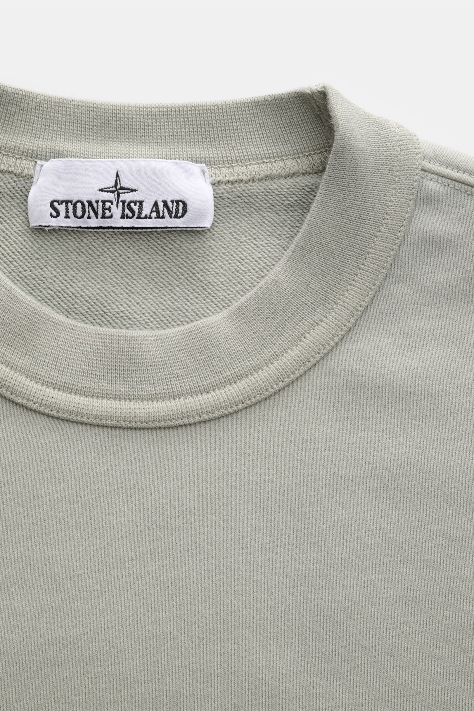 Stone Island Rundhals-Sweatshirt 'Seasonal Pocket' salbei, Nahaufnahme von Rundhalsausschnitt, weicher Baumwollstoff, Regular Fit, Rippbündchen, Kompass-Badge am Oberarm, zeitloses Basic Piece.