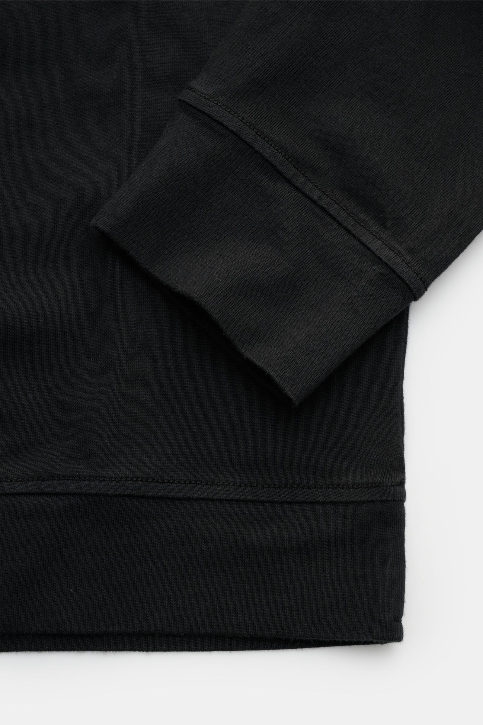 Close-up of Stone Island Long sleeve black showing ribbed cuff and hem from above, highlighting heavy cotton jersey fabric.

With this crew neck long sleeve in heavy cotton jersey with compass badge on the sleeve, STONE ISLAND brings us a comfortable b