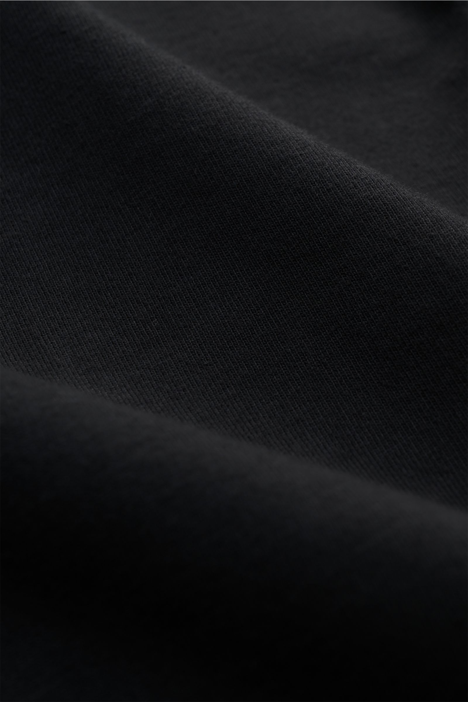 Alt tag (125 characters max): Close-up angled view of fabric texture of Stone Island long sleeve black in heavy cotton jersey with soft feel.

Description: With this crew neck long sleeve in heavy cotton jersey with compass badge on the sleeve, STONE I