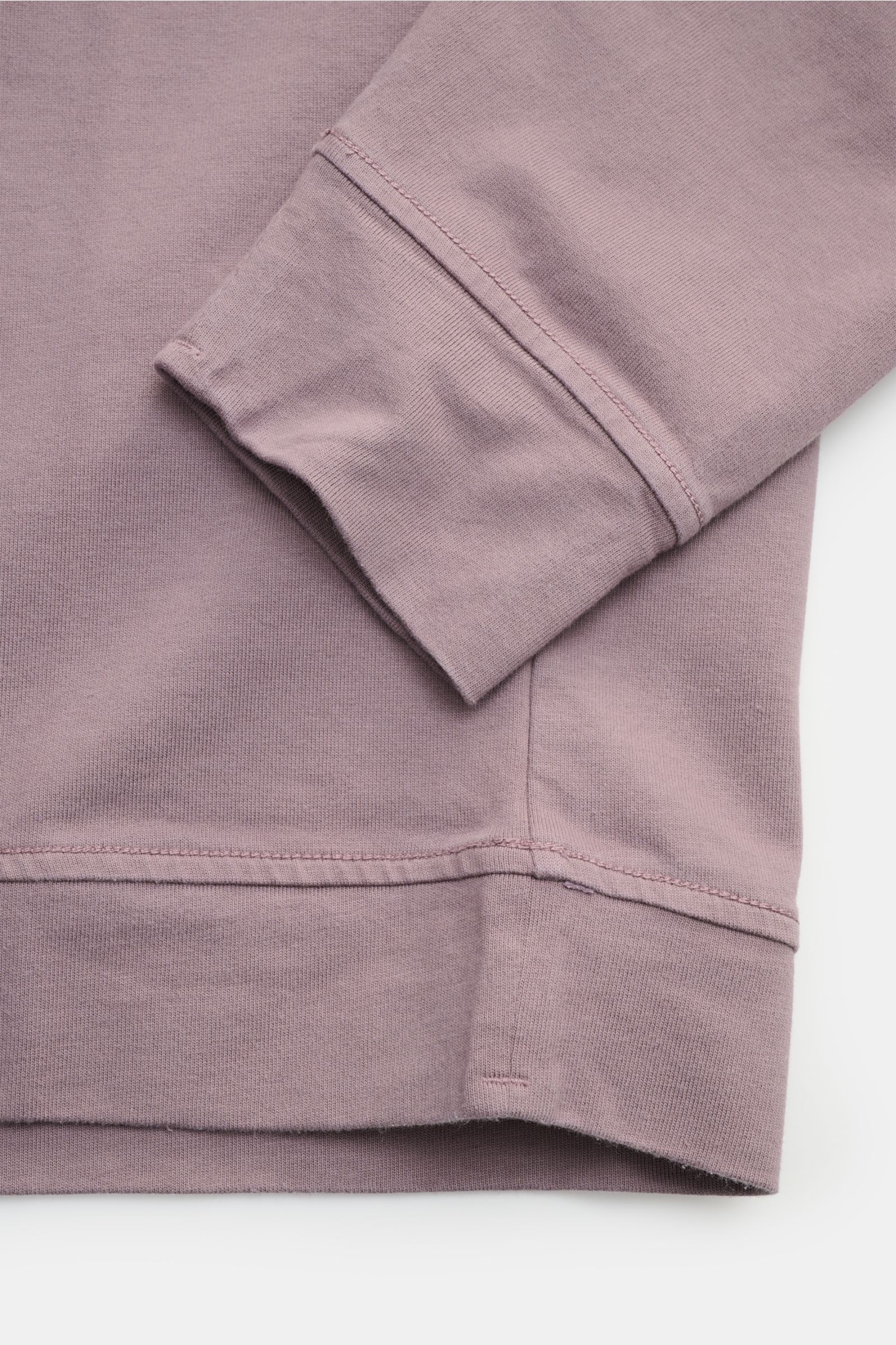 Close-up view of Stone Island Long sleeve mauve showing cuff and hem details in heavy cotton jersey fabric.

Description: With this crew neck long sleeve in heavy cotton jersey with compass badge on the sleeve, STONE ISLAND brings us a comfortable basi