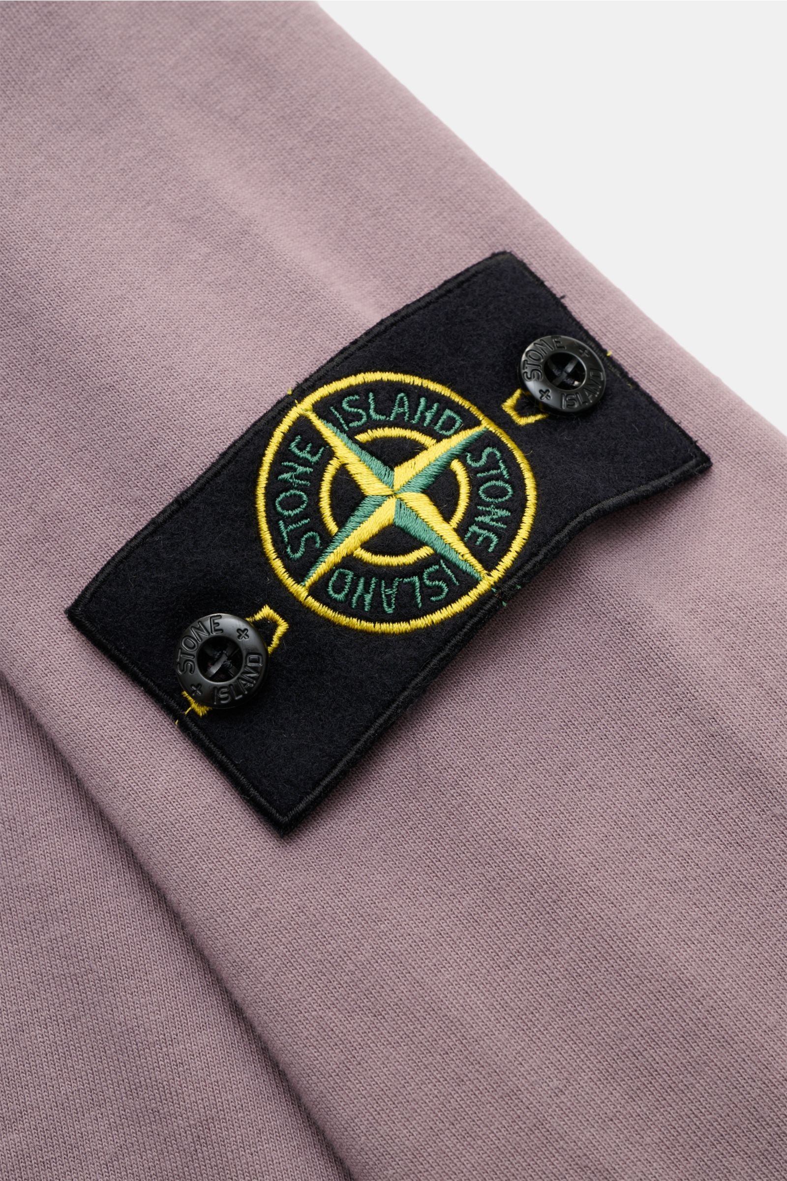 Close-up view of the compass badge on the sleeve of the Stone Island Long sleeve mauve, showcasing the heavy cotton jersey fabric.

With this crew neck long sleeve in heavy cotton jersey with compass badge on the sleeve, STONE ISLAND brings us a comfortab