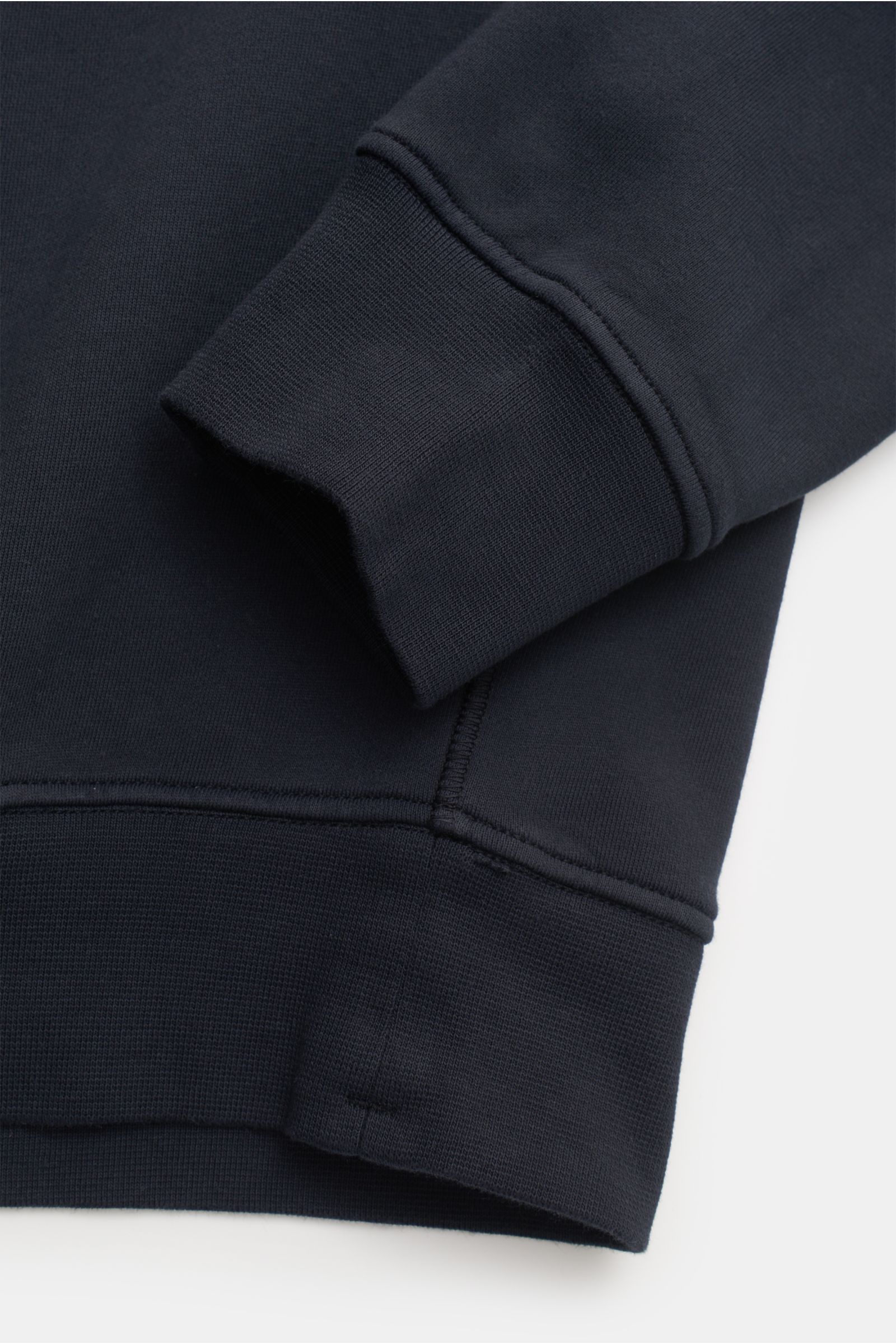 Close-up view of the sleeve cuff and hem of the Stone Island Crew neck sweatshirt 'Basic Sweat' navy, showing ribbed bands and stitching details.

A timeless basic piece: This sporty sweatshirt by STONE ISLAND provides the perfect basis for relaxed cas