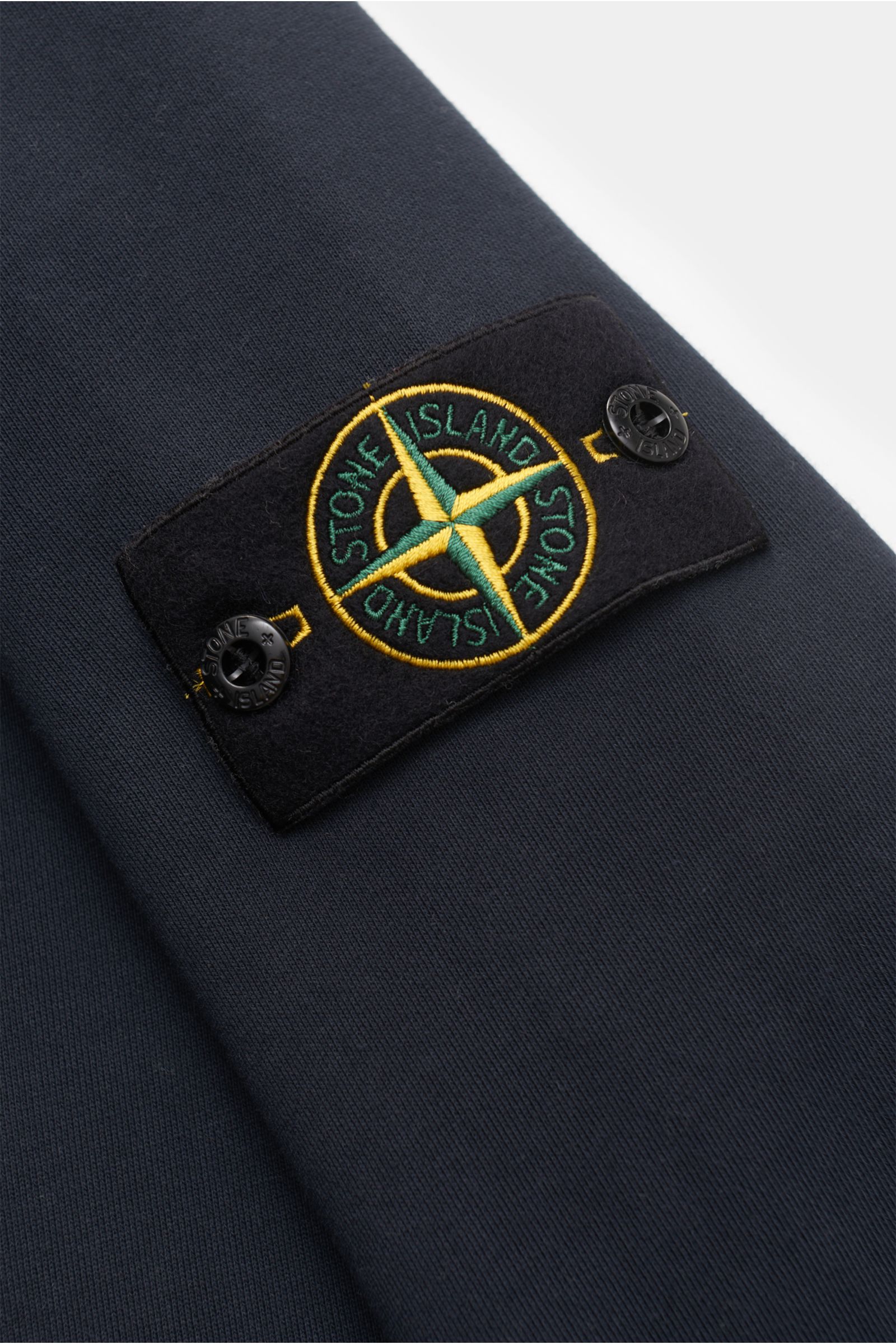 Stone Island Rundhals-Sweatshirt 'Basic Sweat' navy, Detailaufnahme des Kompass-Badges am Ärmel, Baumwolle, Rippbündchen, Regular Fit.