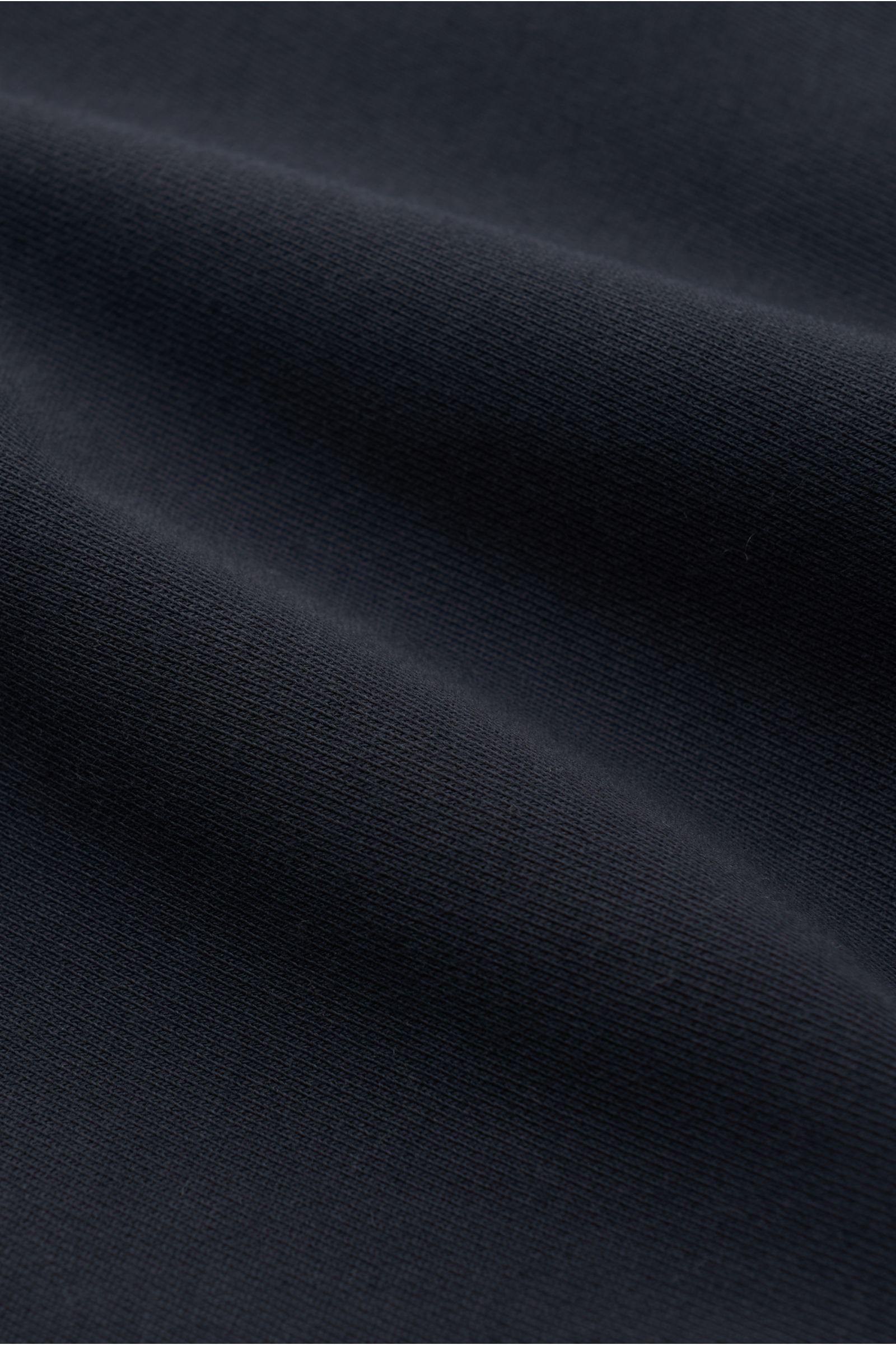 Stone Island Rundhals-Sweatshirt 'Basic Sweat' navy, Detailaufnahme des weichen Baumwollstoffs in Regular Fit mit Kompass-Badge am Oberarm.