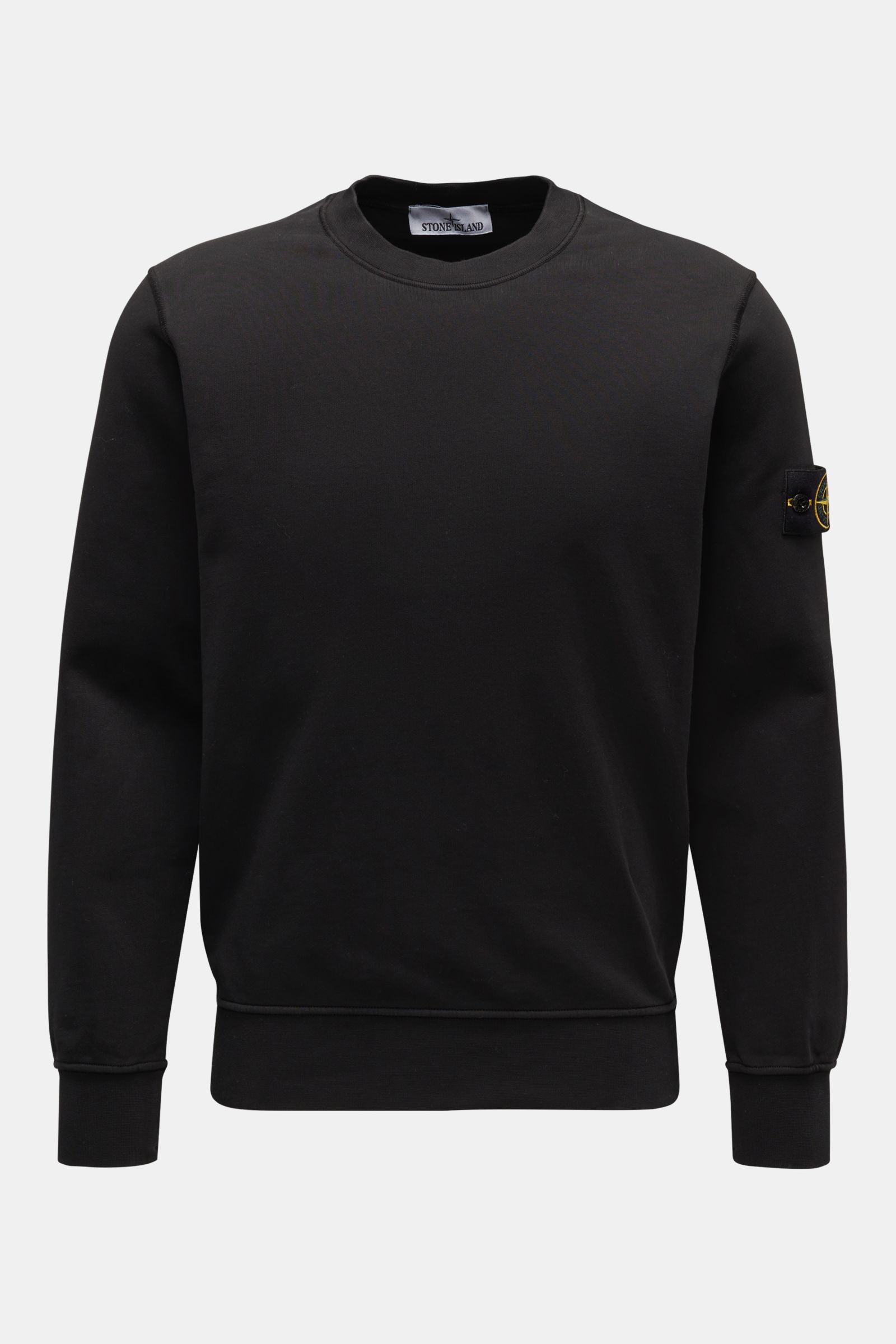 Front view of Stone Island Rundhals-Sweatshirt 'Basic Sweat' schwarz, a black cotton sweatshirt with a round neckline, regular fit, soft touch, ribbed cuffs, and a compass badge on the upper arm.

Description: Zeitloses Basic Piece: Das sportive Sweats