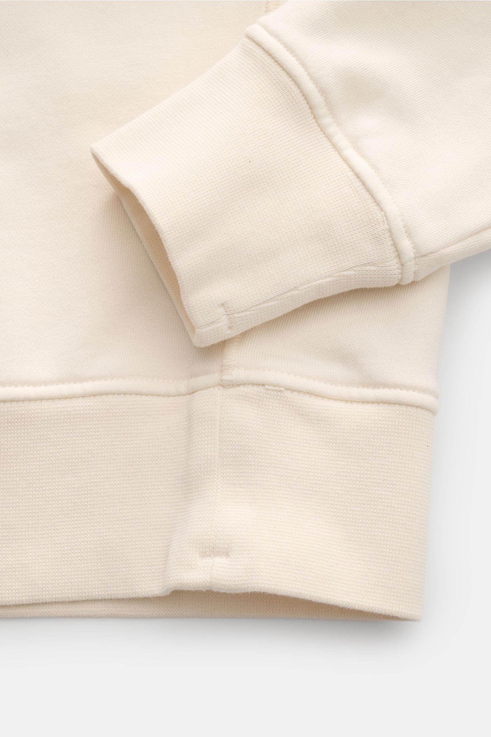 Nahaufnahme des Stone Island Rundhals-Sweatshirt 'Basic Sweat' creme von unten, zeigt weiche Baumwolle, Rippbündchen und Nahtdetails.