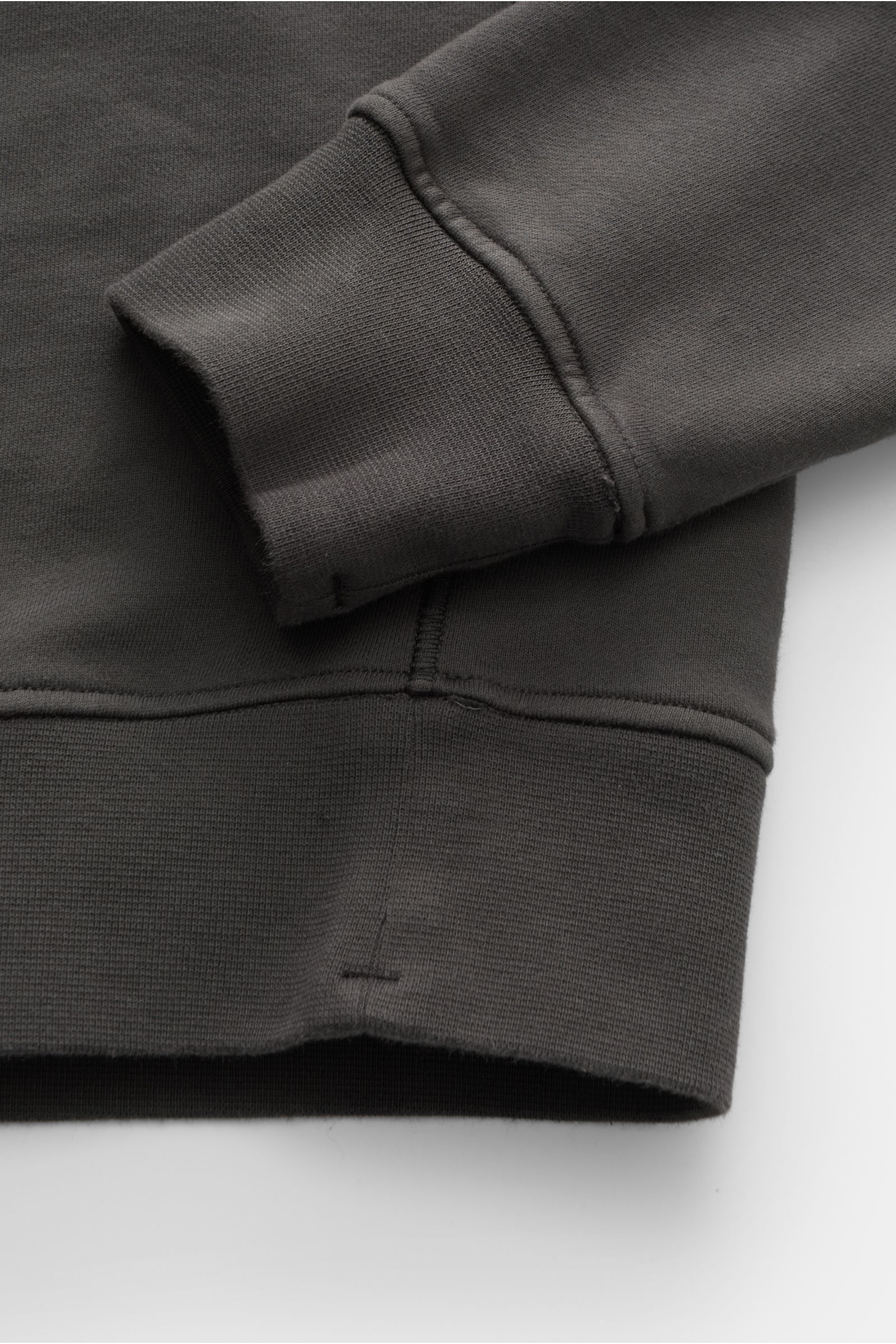 Alt tag (125 characters max):
Close-up side view of Stone Island Rundhals-Sweatshirt 'Basic Sweat' dunkelgrau sleeve and hem with ribbed cuffs.

Additional description:
Zeitloses Basic Piece: Das sportive Sweatshirt von STONE ISLAND wird zur idealen Gr