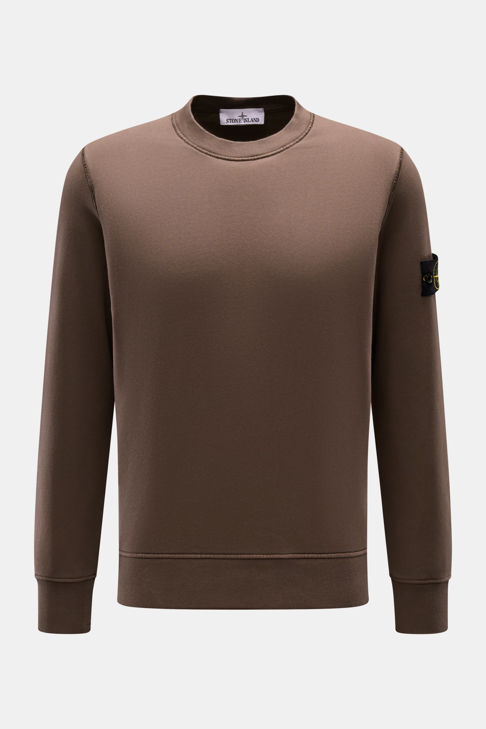 Stone Island Rundhals-Sweatshirt 'Basic Sweat' graubraun, Frontansicht, aus reiner Baumwolle, Regular Fit, weicher Griff, Kompass-Badge am Oberarm, Rippbündchen.
