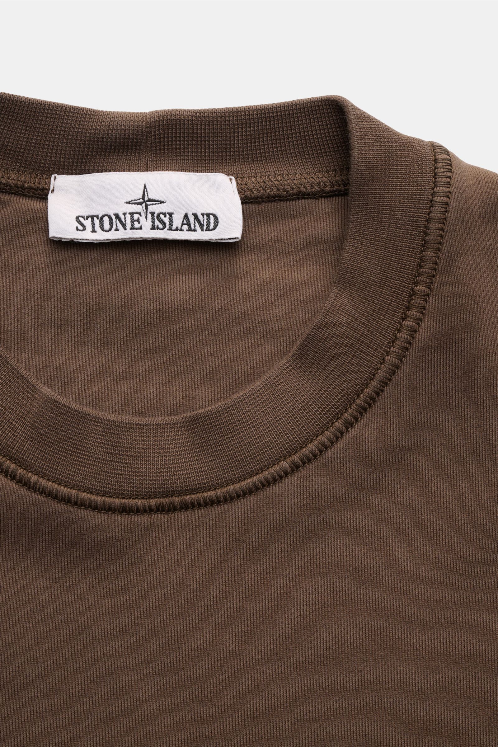 Stone Island Rundhals-Sweatshirt 'Basic Sweat' graubraun, Nahaufnahme des Rundhalsausschnitts und Markenlabels, weicher Baumwollstoff.