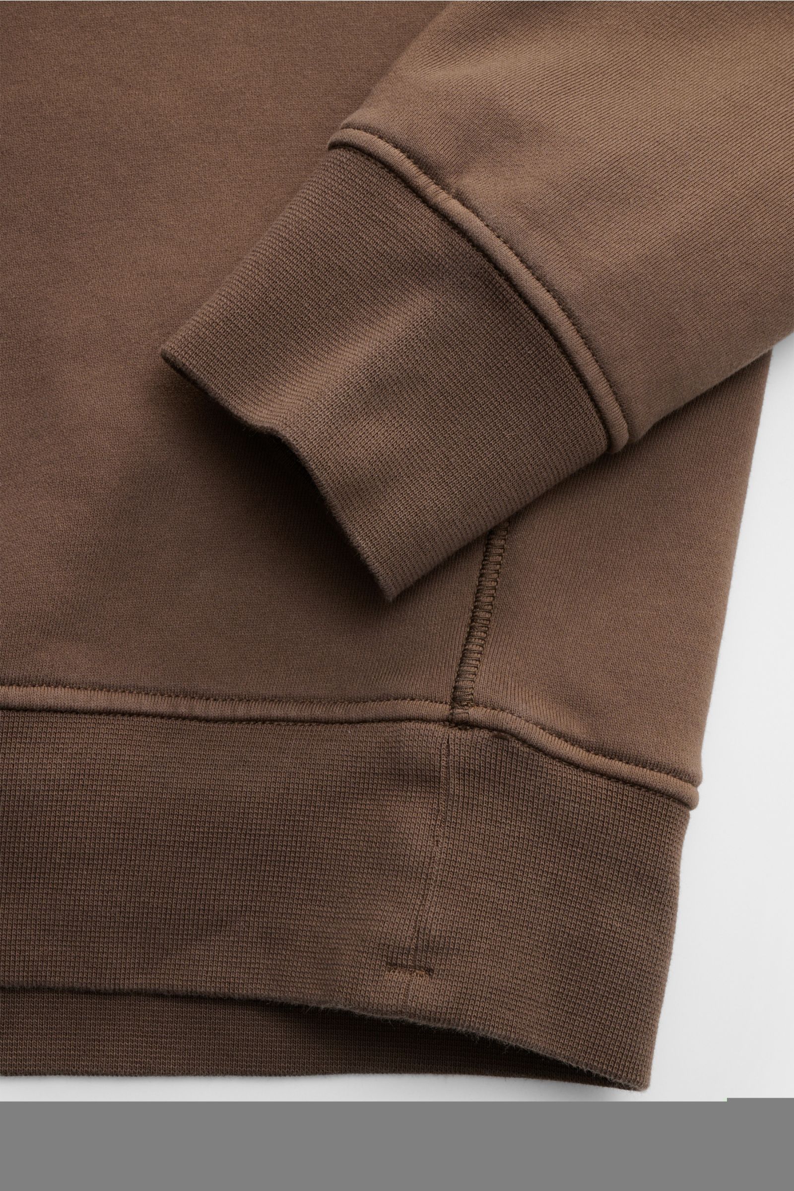 Stone Island Rundhals-Sweatshirt 'Basic Sweat' graubraun, Detailaufnahme von Ärmel und Saum, weicher Baumwollstoff, Rippbündchen, Kompass-Badge am Oberarm, Regular Fit, Rundhalsausschnitt.