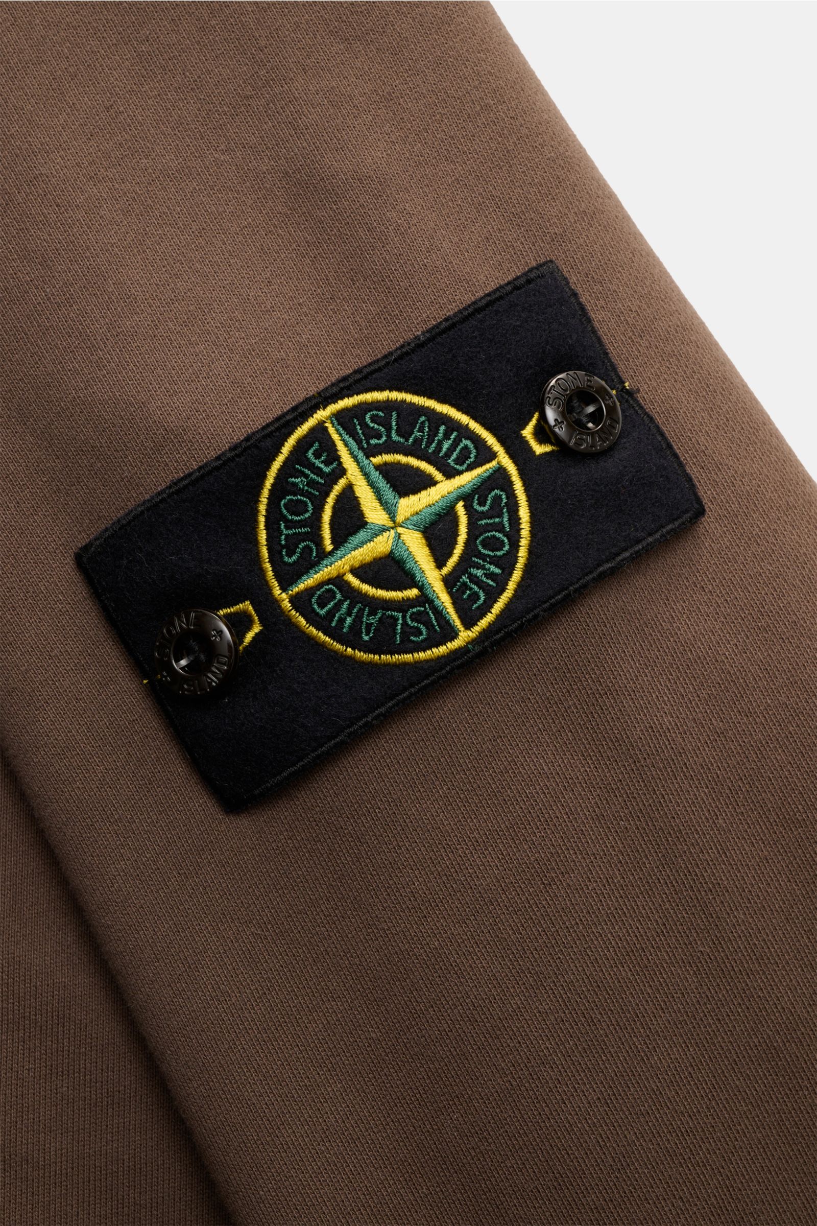 Stone Island Rundhals-Sweatshirt 'Basic Sweat' graubraun, Nahaufnahme des Kompass-Badges am Oberarm, Baumwolle, weicher Griff, Rippbündchen.