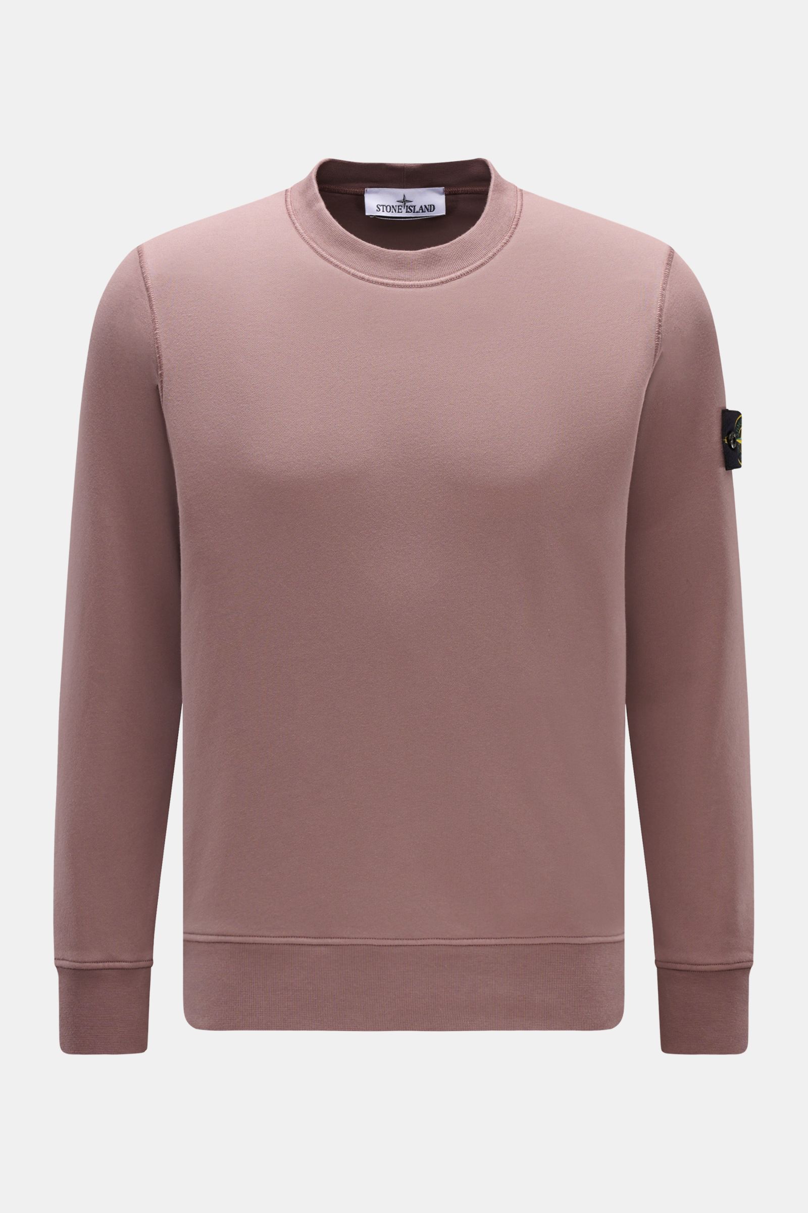 Front view of Stone Island Rundhals-Sweatshirt 'Basic Sweat' flieder, a lilac crewneck sweatshirt with regular fit and compass badge on the upper arm.

Description:
Zeitloses Basic Piece: Das sportive Sweatshirt von STONE ISLAND wird zur idealen Grundl