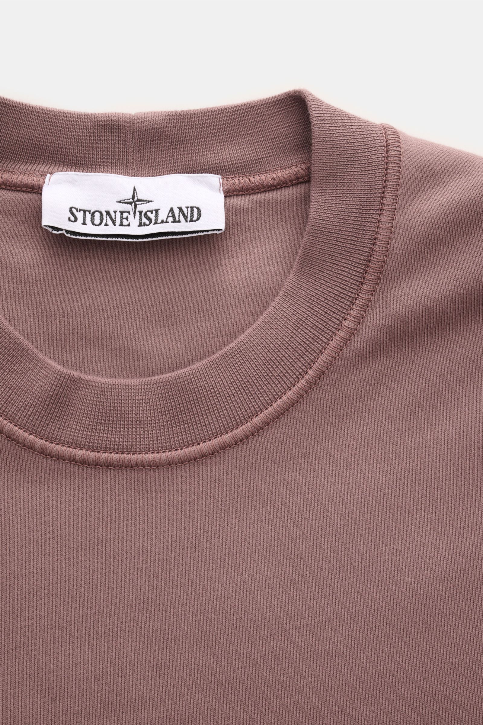 Close-up front view of Stone Island Rundhals-Sweatshirt 'Basic Sweat' flieder showing round neckline and label.

Zeitloses Basic Piece: Das sportive Sweatshirt von STONE ISLAND wird zur idealen Grundlage legerer Freizeitlooks und avanciert zum vielseit
