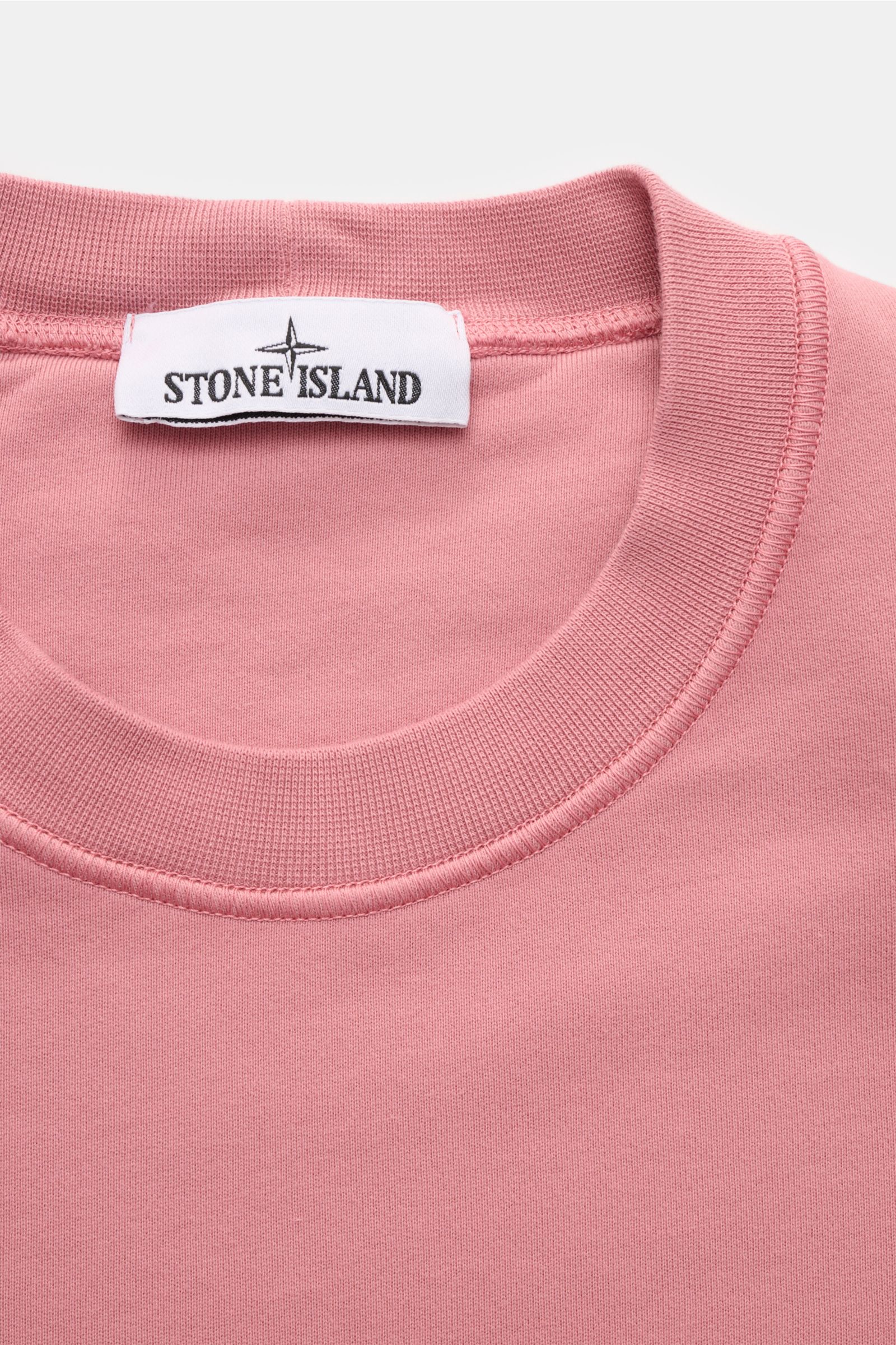 Stone Island Rundhals-Sweatshirt 'Basic Sweat' rosé, Detailaufnahme von Rundhalsausschnitt, reiner Baumwolle, weicher Griff, Regular Fit, Kompass-Badge am Oberarm, Rippbündchen.