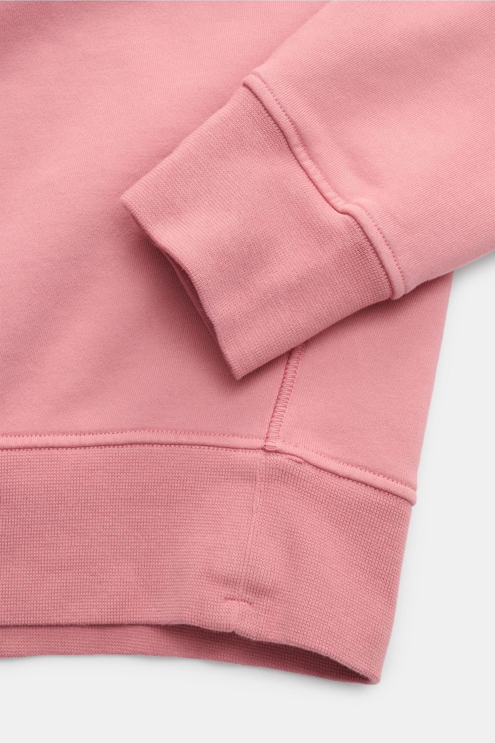 Stone Island Rundhals-Sweatshirt 'Basic Sweat' rosé, Detailaufnahme von Ärmel und Saum, weicher Baumwollstoff, Rippbündchen, Kompass-Badge am Oberarm.