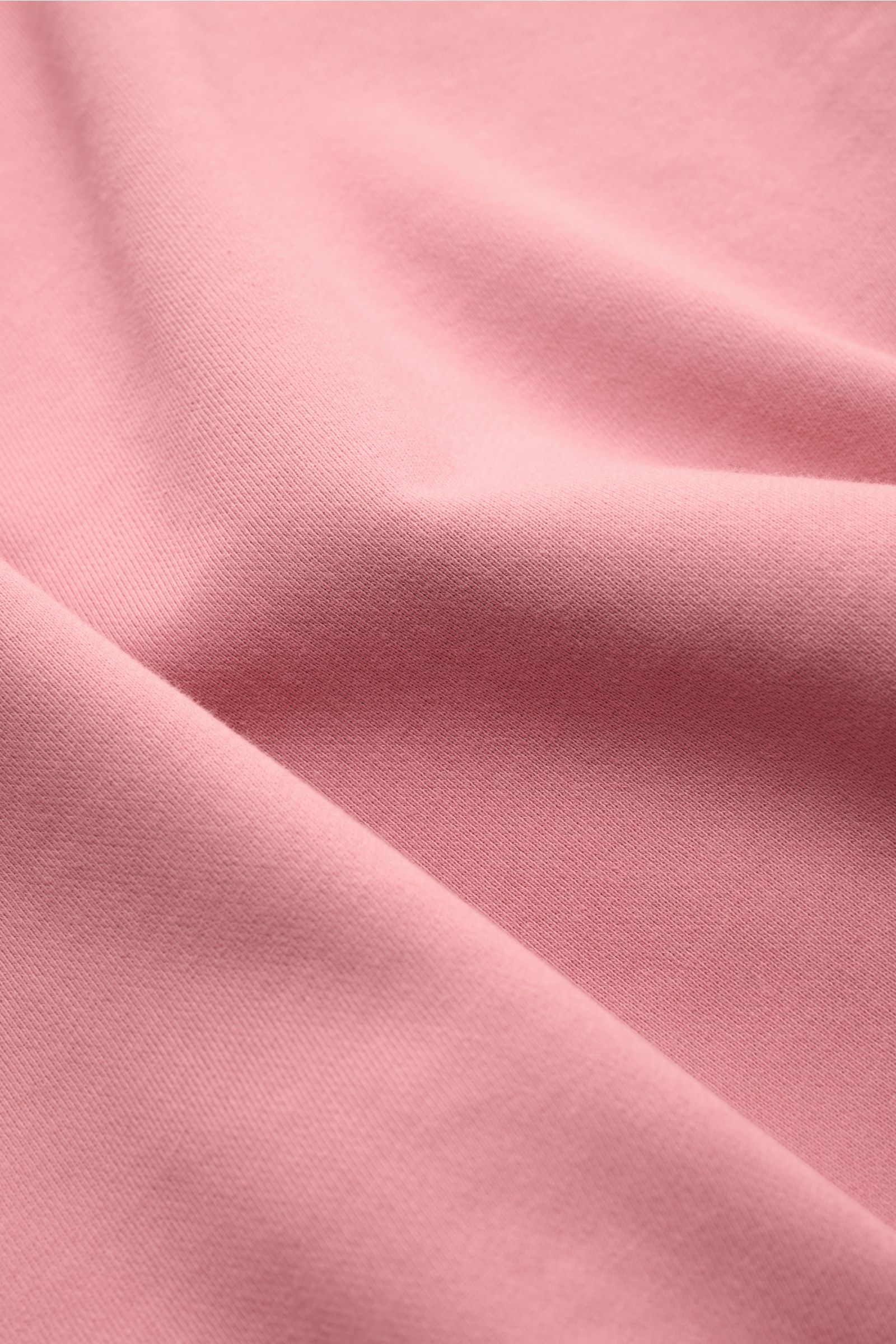 Stone Island Rundhals-Sweatshirt 'Basic Sweat' rosé, Detailaufnahme des weichen Baumwollstoffs mit Kompass-Badge am Oberarm.