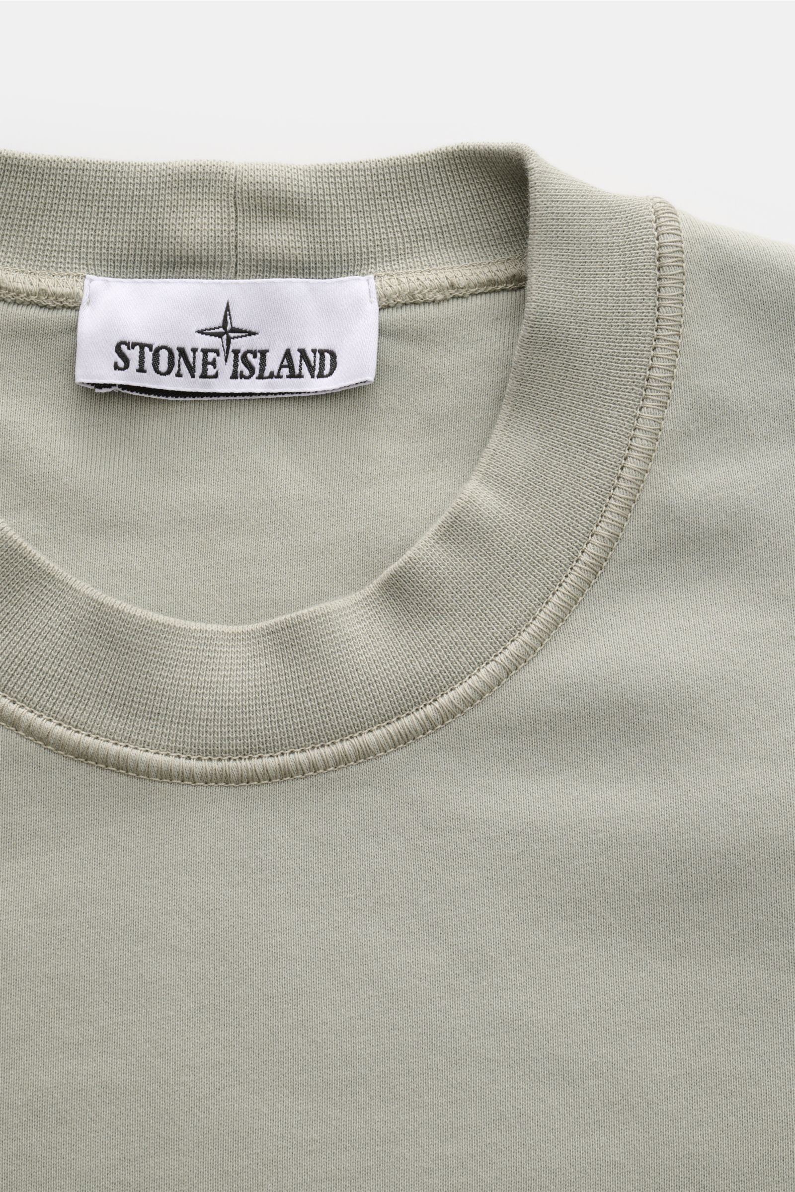 Stone Island Rundhals-Sweatshirt 'Basic Sweat' salbei, Nahaufnahme von oben, Baumwolle, weicher Griff, Regular Fit, Rippbündchen.
