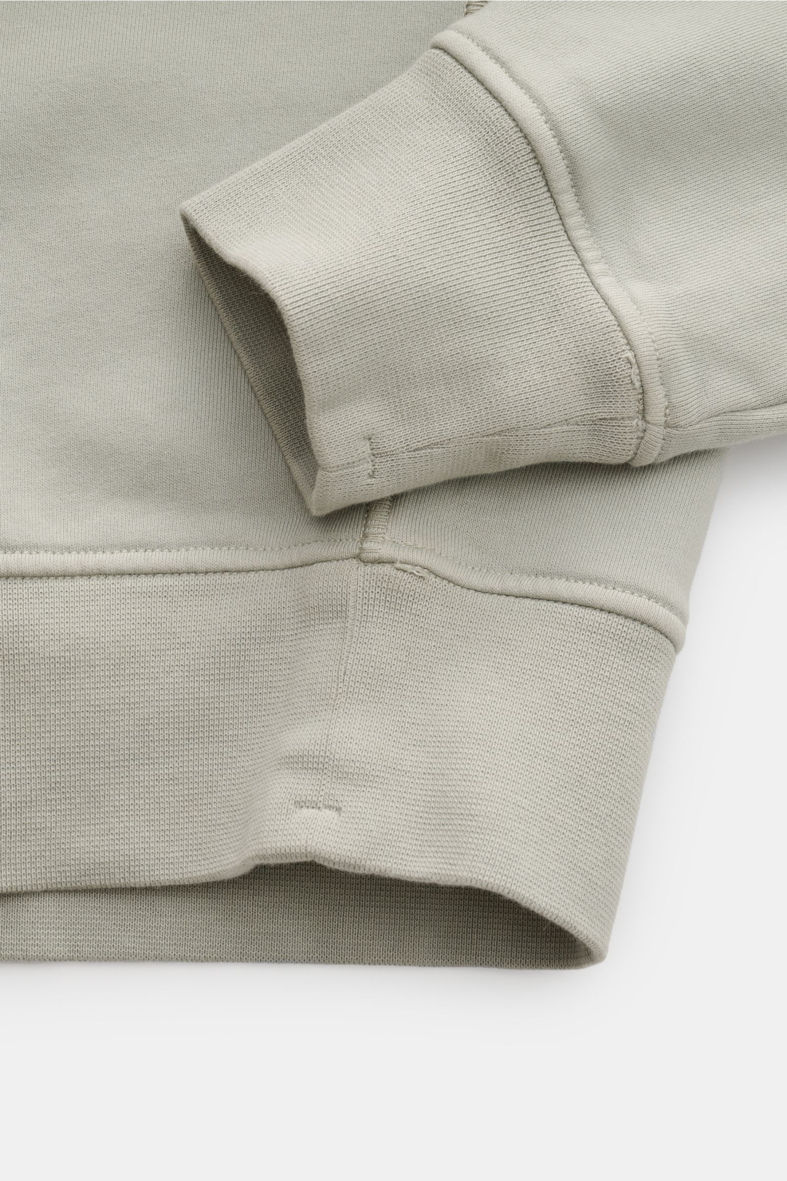 Nahaufnahme des Stone Island Rundhals-Sweatshirt 'Basic Sweat' salbei, Fokus auf weiche Baumwollstruktur, Rippbündchen und Ärmelabschluss.

Beschreibung: Zeitloses Basic Piece: Das sportive Sweatshirt von STONE ISLAND wird zur idealen Grundlage legerer Fr