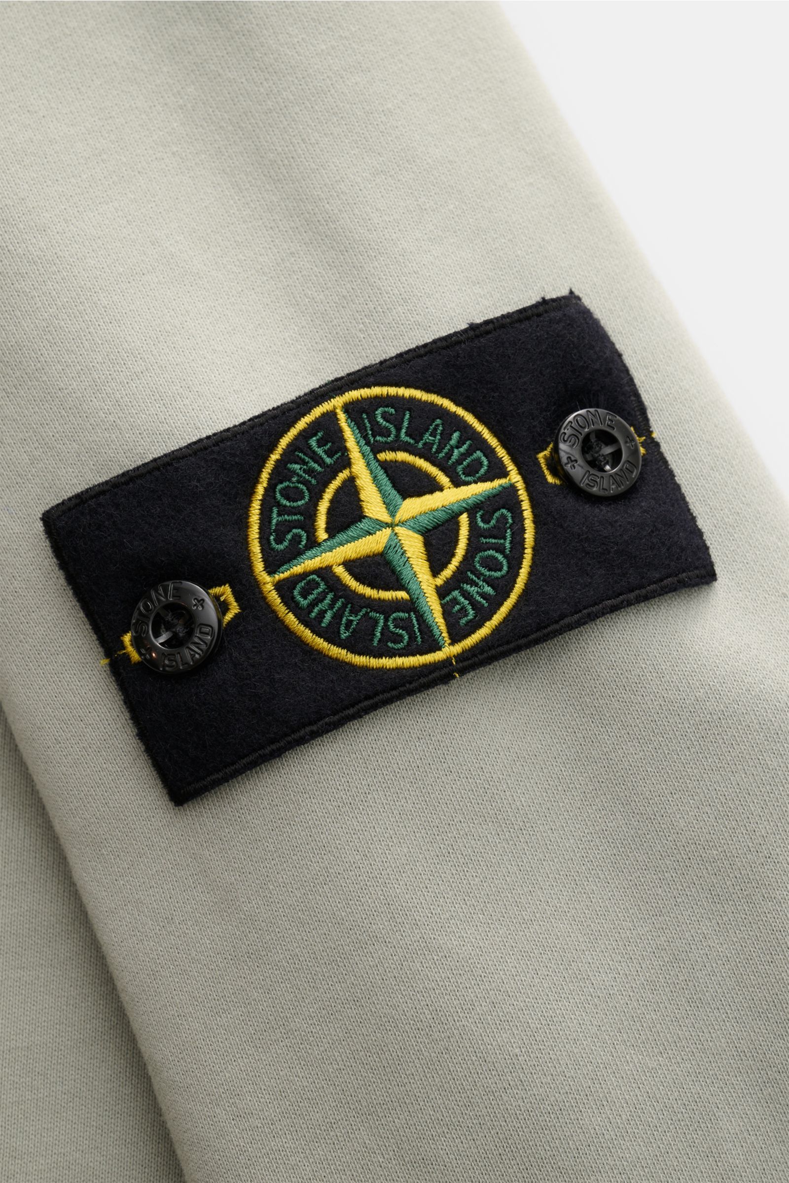 Stone Island Rundhals-Sweatshirt 'Basic Sweat' salbei, Detailansicht des Kompass-Badges am Oberarm, reine Baumwolle, soft, Regular Fit, Rippbündchen