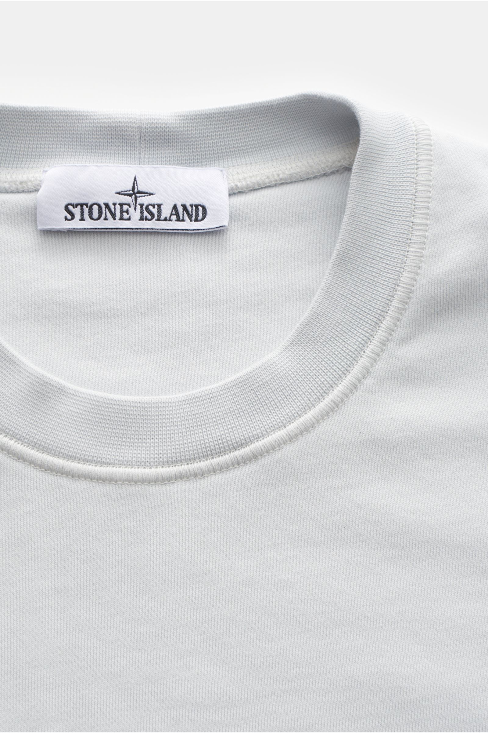 Stone Island Rundhals-Sweatshirt 'Basic Sweat' pastellblau, Nahaufnahme von Rundhalsausschnitt mit Label, Baumwolle, weicher Griff, Regular Fit, Kompass-Badge, Rippbündchen.