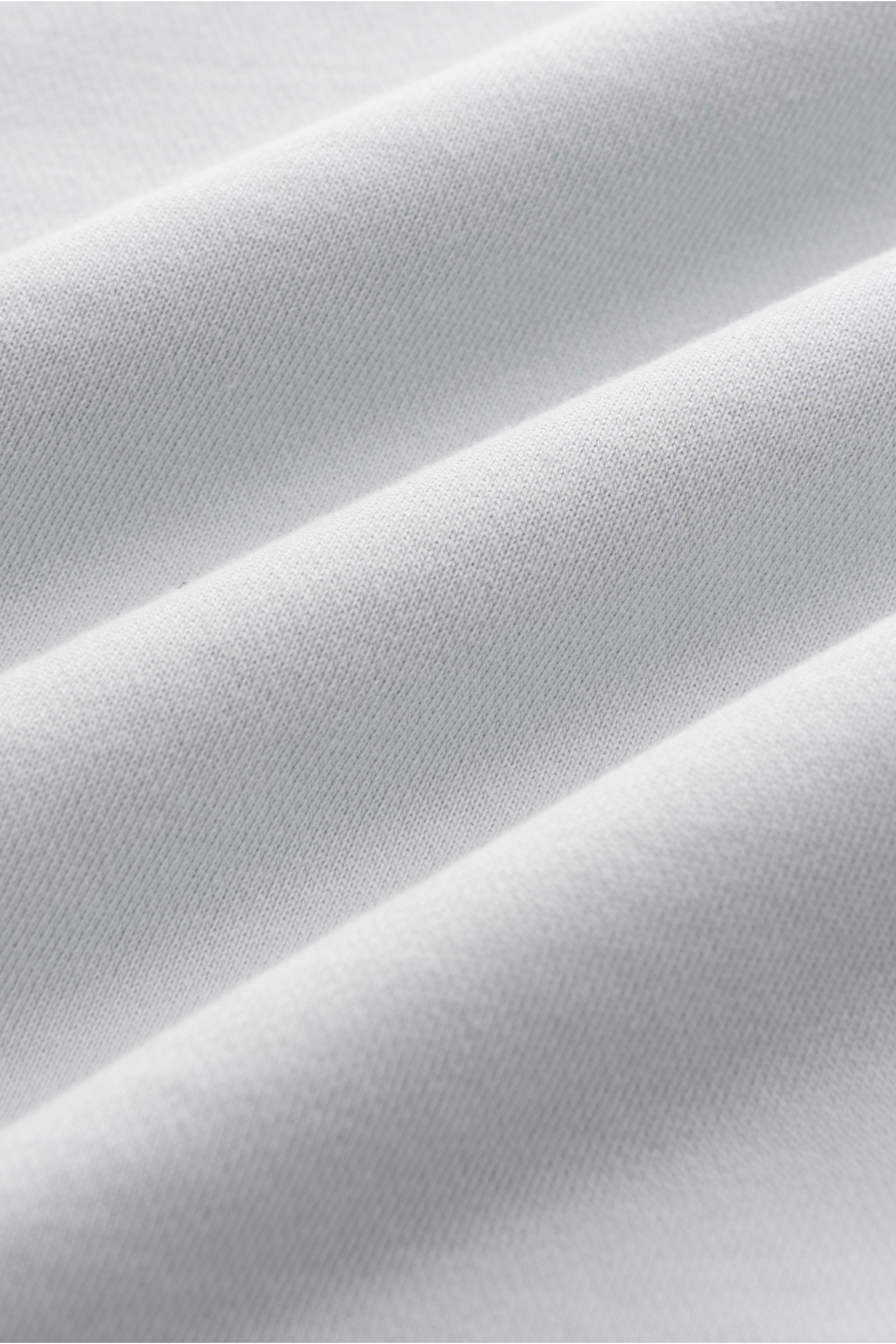 Stone Island Rundhals-Sweatshirt 'Basic Sweat' pastellblau, Detailaufnahme Stoffstruktur, weicher Griff, reine Baumwolle, Kompass-Badge am Oberarm, Rippbündchen.